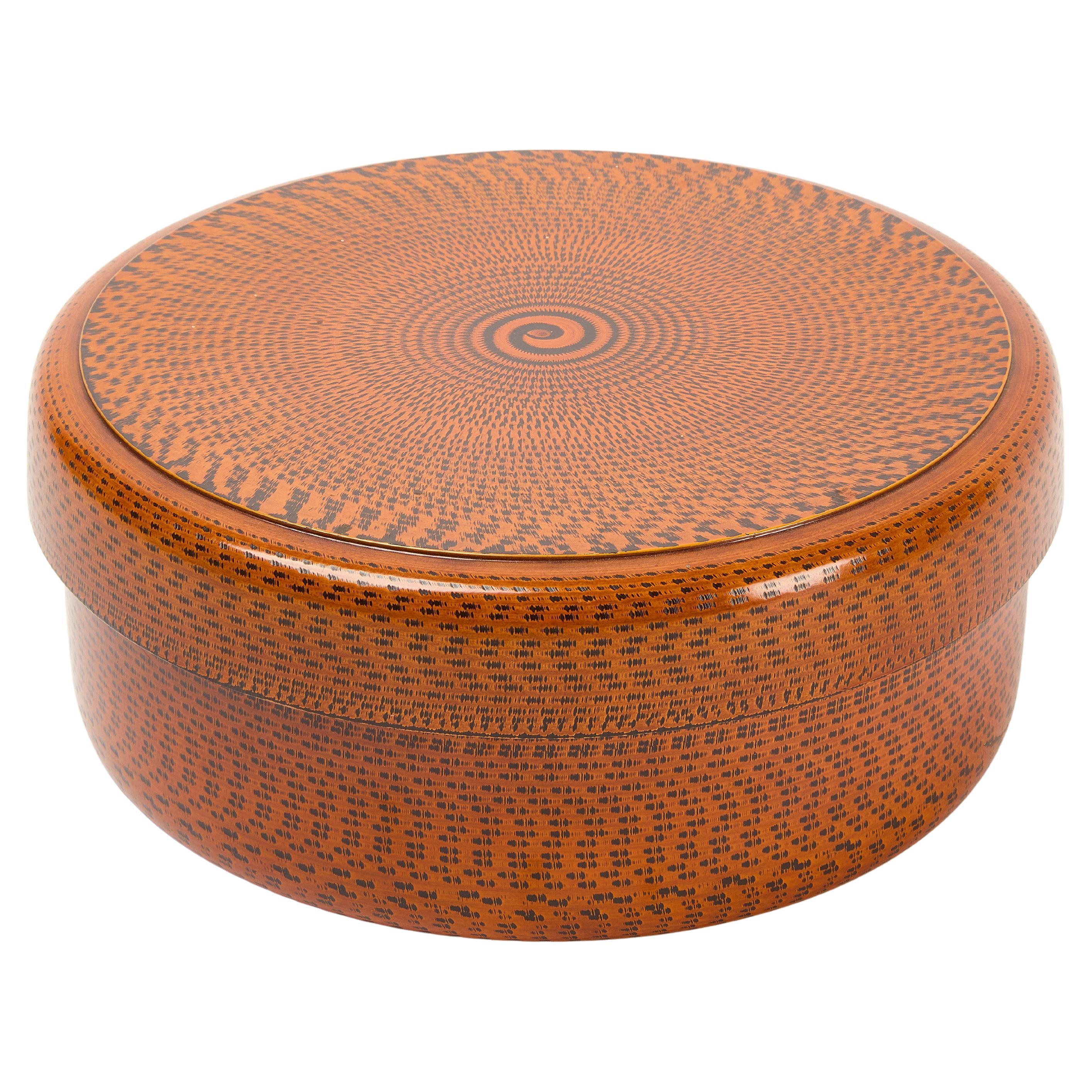 Caja japonesa moderna lacada. Mediados del siglo XX.  H 5" D 12-1/4".