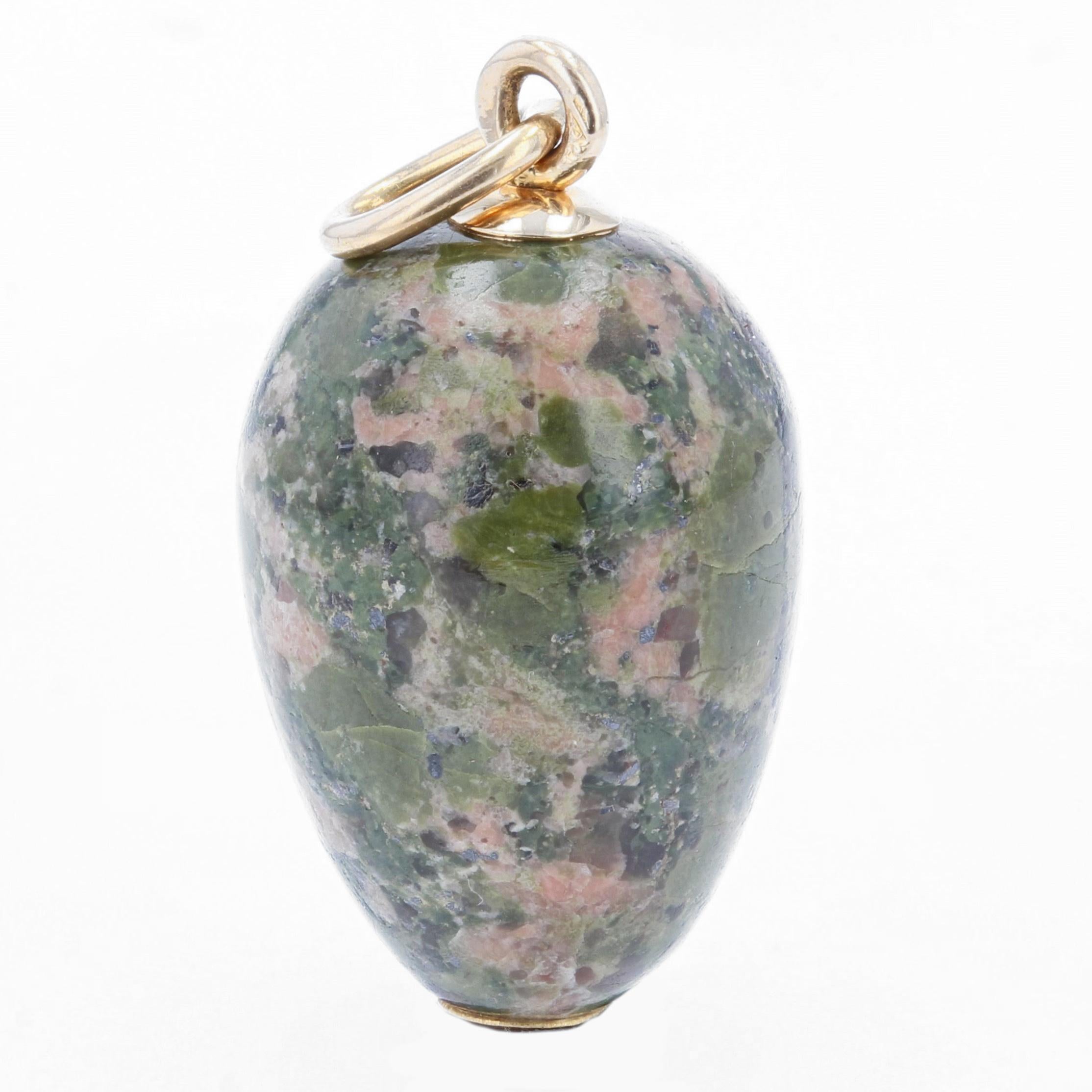 Pendant in 18 karat yellow gold, eagle head hallmark.
Charming antique charm, it consists of a jasper egg- cut retained by a gold ring.
Height : 2.5 cm, width : 11 mm, thickness : 12.2 mm.
Total weight of the jewel : 4,6 g approximately.
Authentic