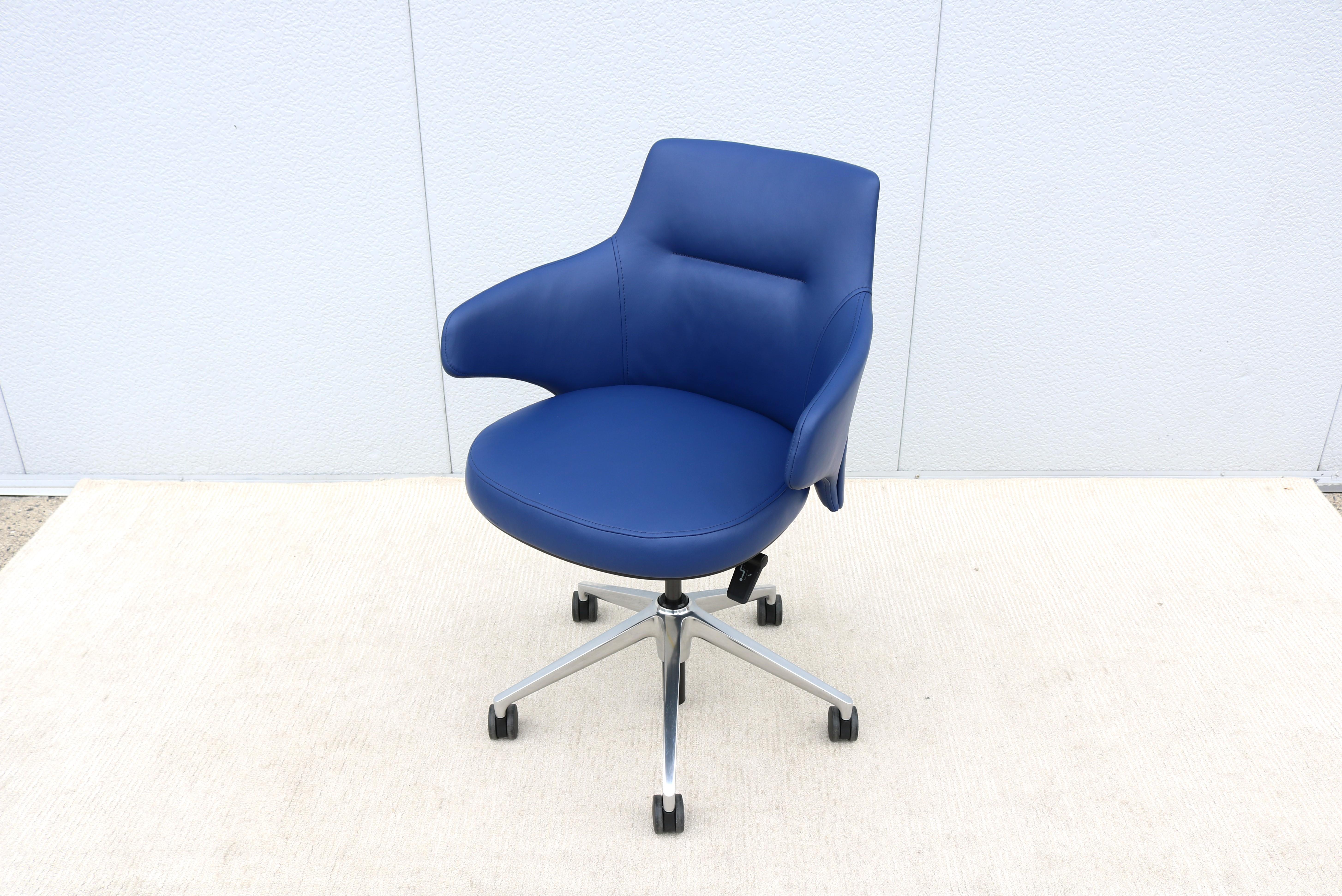 Fabulosa silla de escritorio Massaud de respaldo bajo y brazos integrados, de forma esculpida, diseñada para ofrecer comodidad y fabricada con precisión.
El diseño clásico moderno y elegante del sillón de conferencia Massaud encaja a la perfección