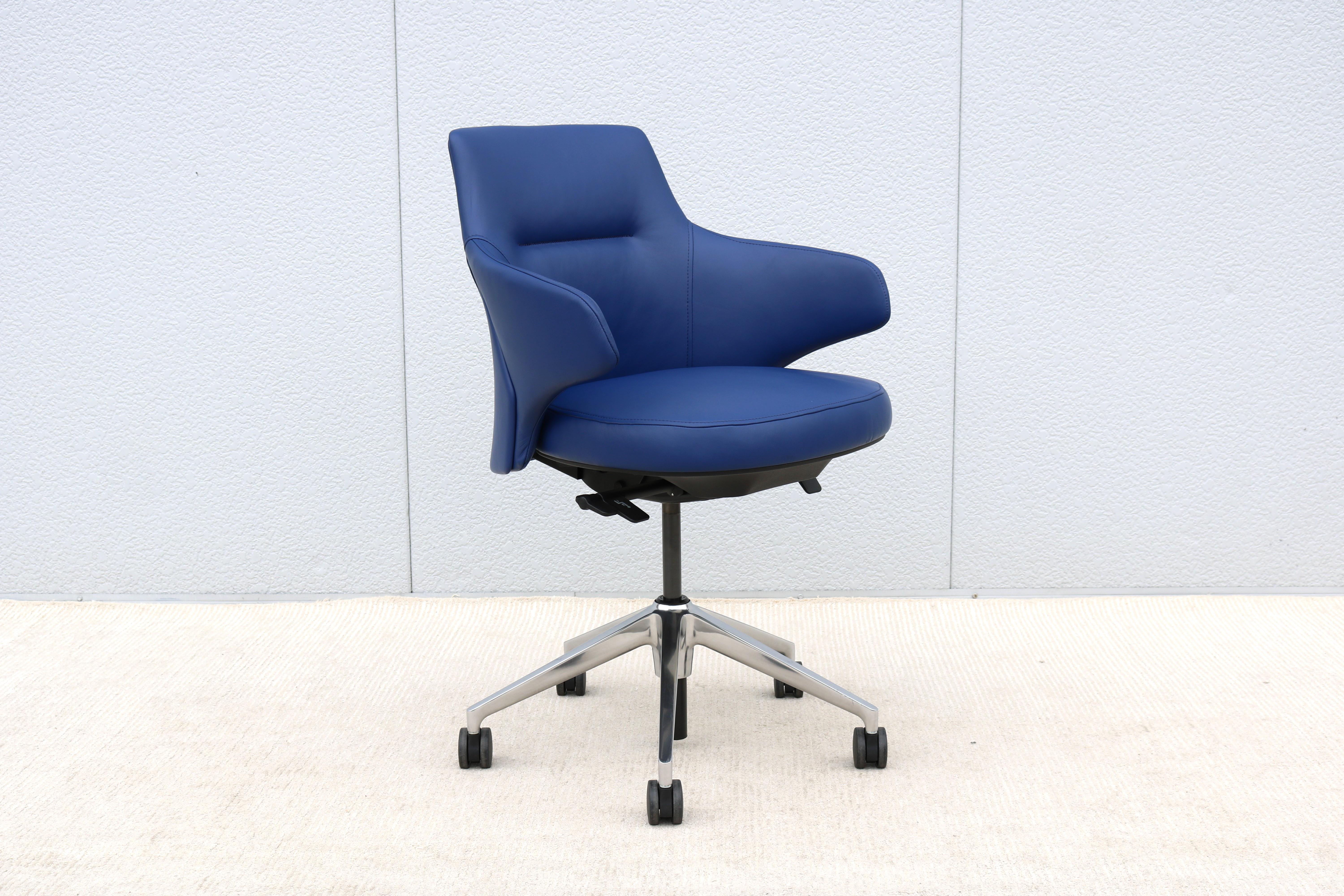Silla de escritorio moderna de cuero azul con respaldo bajo Jean-Marie Massaud para Coalesse Massaud en Excelente estado para la venta en Secaucus, NJ