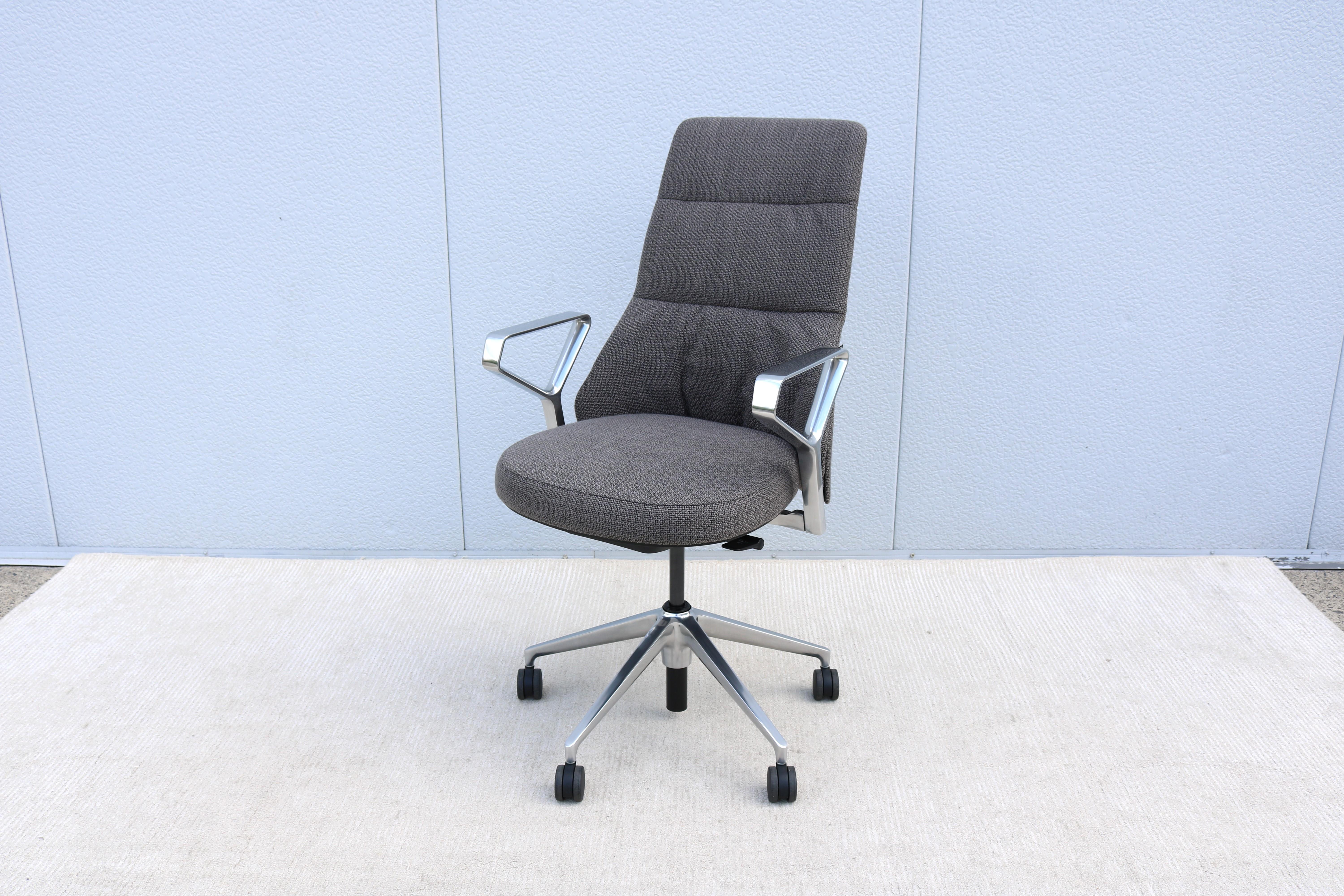 Favolosa sedia da scrivania Massaud con schienale medio, scolpita nella forma, progettata per il comfort e realizzata con precisione.
Il design classico e moderno della sedia da conferenza Massaud si adatta perfettamente a qualsiasi ambiente e al