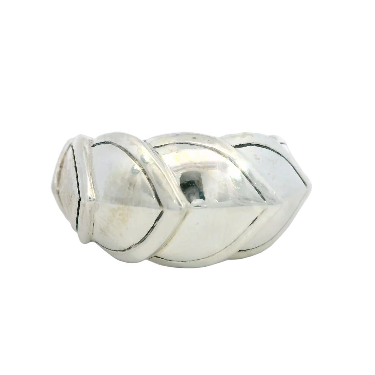 Modern John Hardy Legends Naga Sterling Silver Ring Size 7.5

The John Hardy Sterling Silver Band Ring is a striking example of modern design. Crafted from sterling silver, the ring features an intricate braided pattern that wraps seamlessly around