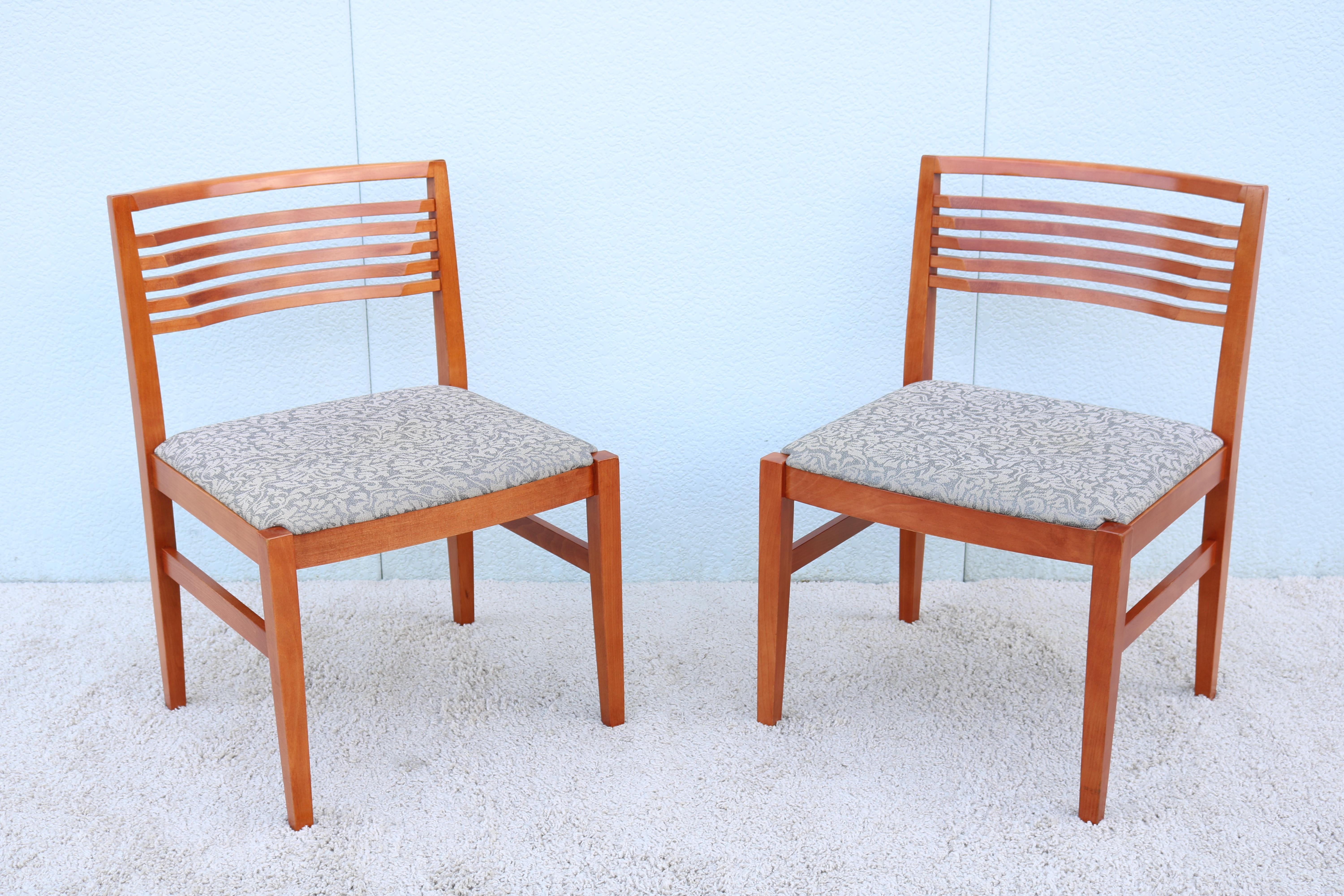 Atemberaubendes Paar authentischer und signierter armloser Ricchio-Stühle von Knoll Studio. 
Diese Stühle gewannen 1991 einen Roscoe Design Award für Linda und Joe Ricchio.
Sie passen gut in Wohnungen, Esszimmer, Empfangsbereiche und private