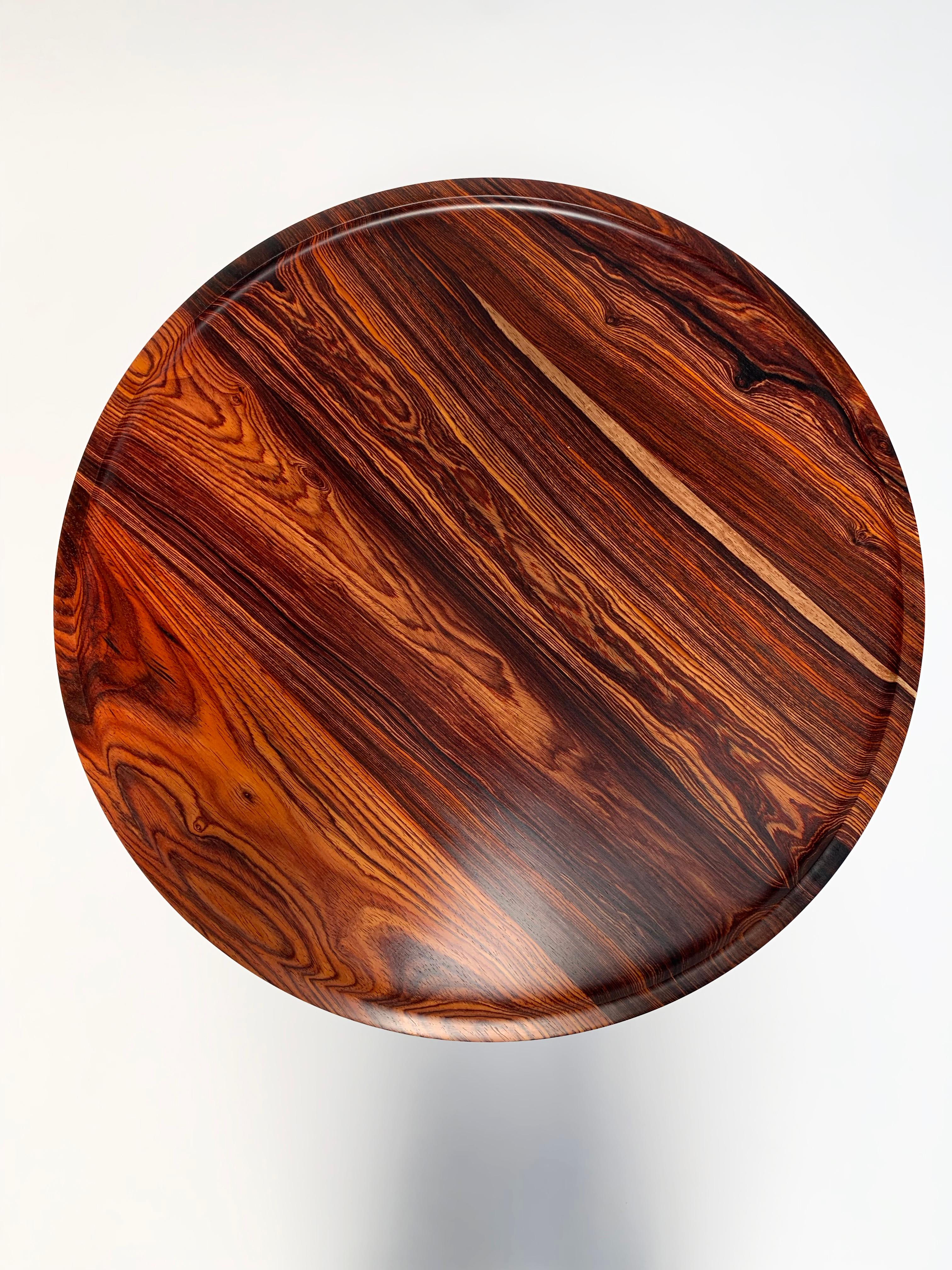 Tavolino moderno Jupiter in palissandro e bronzo di Newell Design Studio in vendita 2