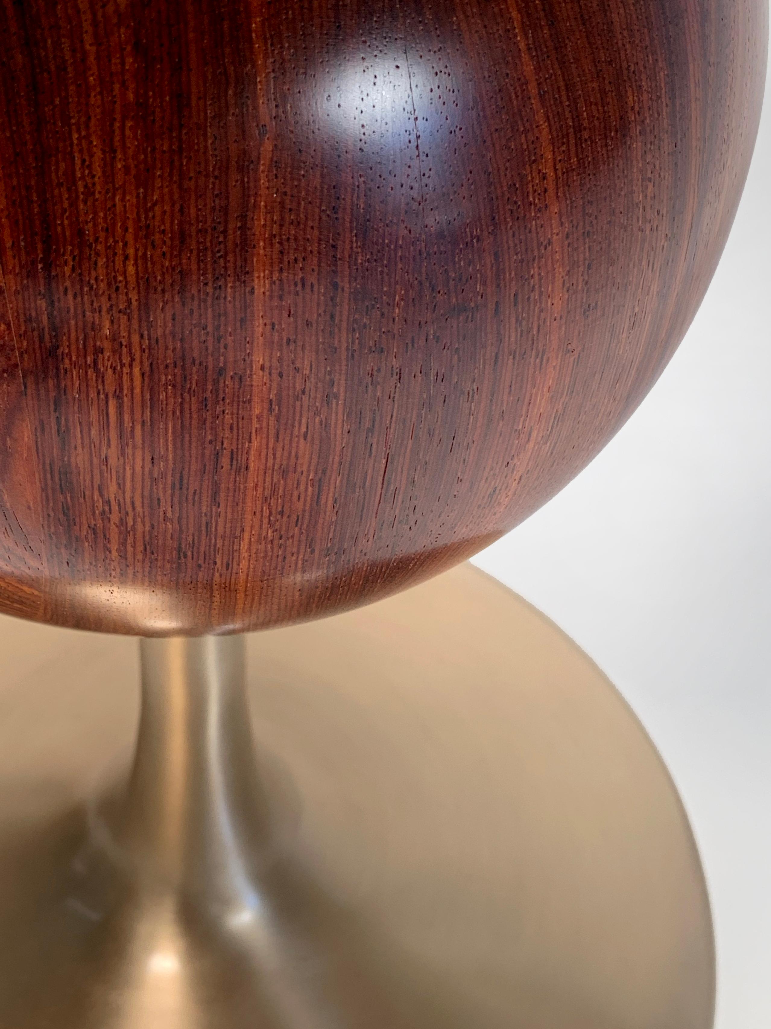 Bronzato Tavolino moderno Jupiter in palissandro e bronzo di Newell Design Studio in vendita