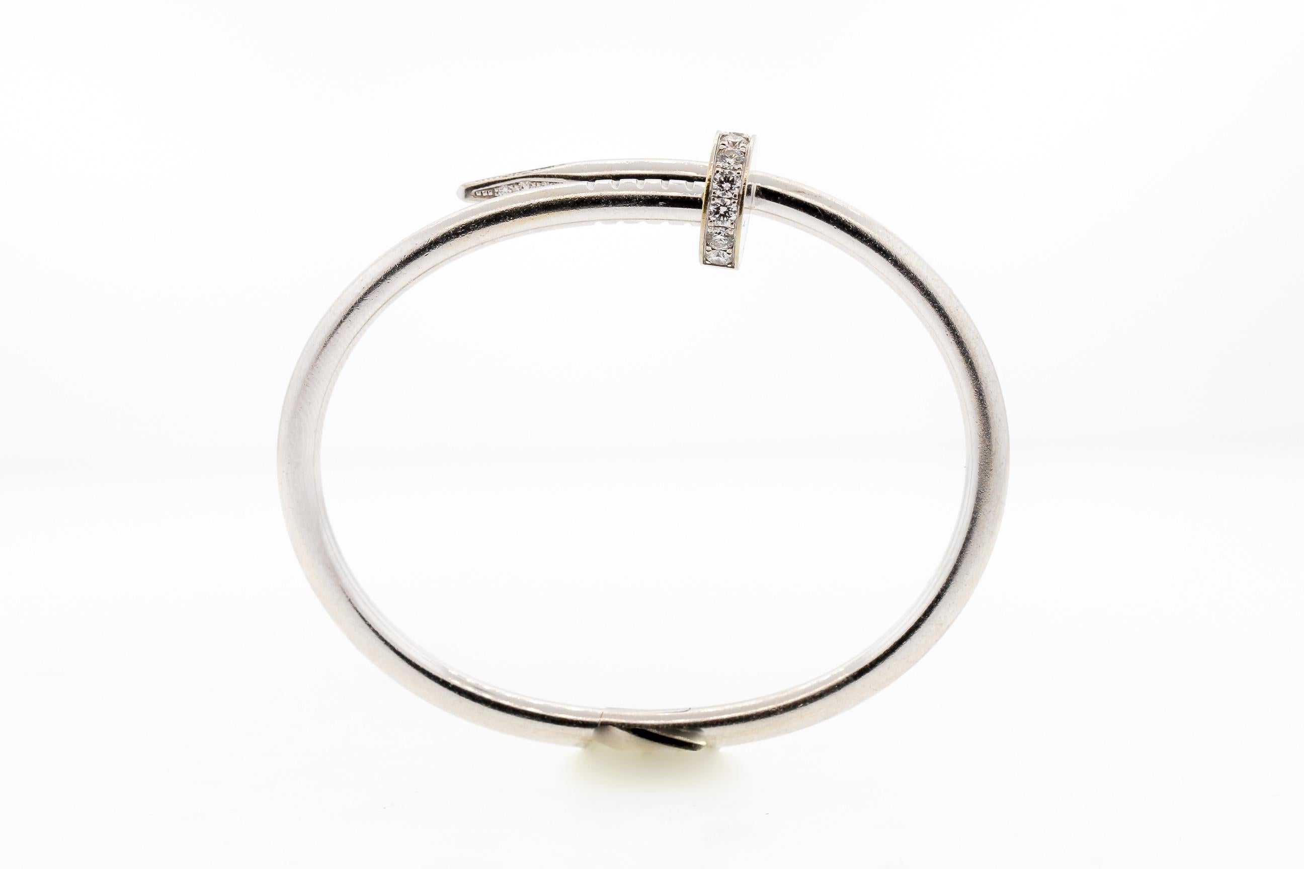 Ein authentisches Armband Juste un Clou von Cartier aus 18 Karat Weißgold. Das Armband ist mit 32 Diamanten im Brillantschliff von insgesamt 0,59 Karat besetzt. Dieses Scharnierarmband hat die Größe 15 (bezogen auf 15 cm Umfang). Das Armband ist