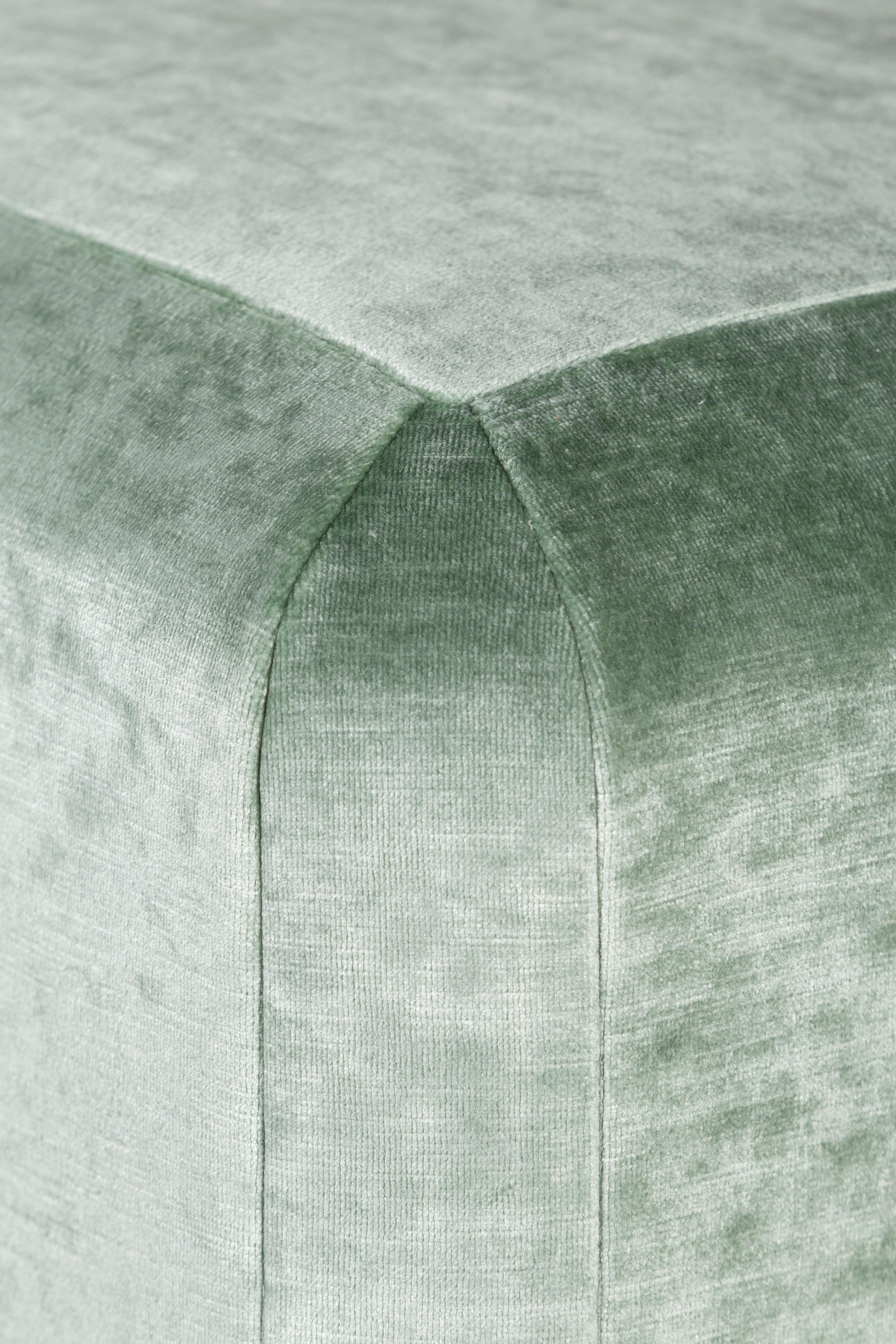 Portoghese Pouf moderno Kaizuka Ottoman Dedar in velluto verde menta fatto a mano in Portogallo Greenapple in vendita