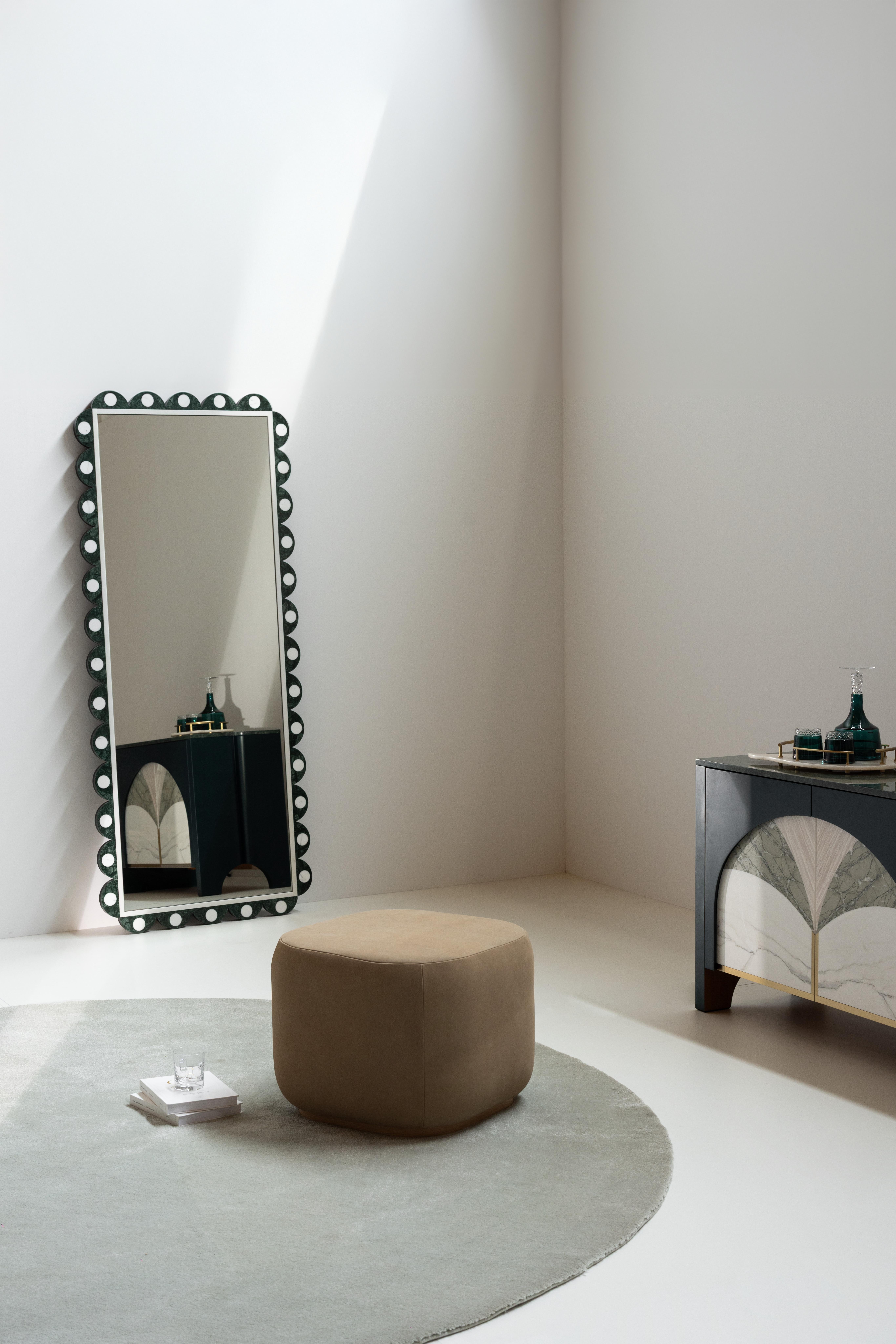 XXI secolo e contemporaneo Pouf moderno Kaizuka Ottoman Dedar in velluto verde menta fatto a mano in Portogallo Greenapple in vendita