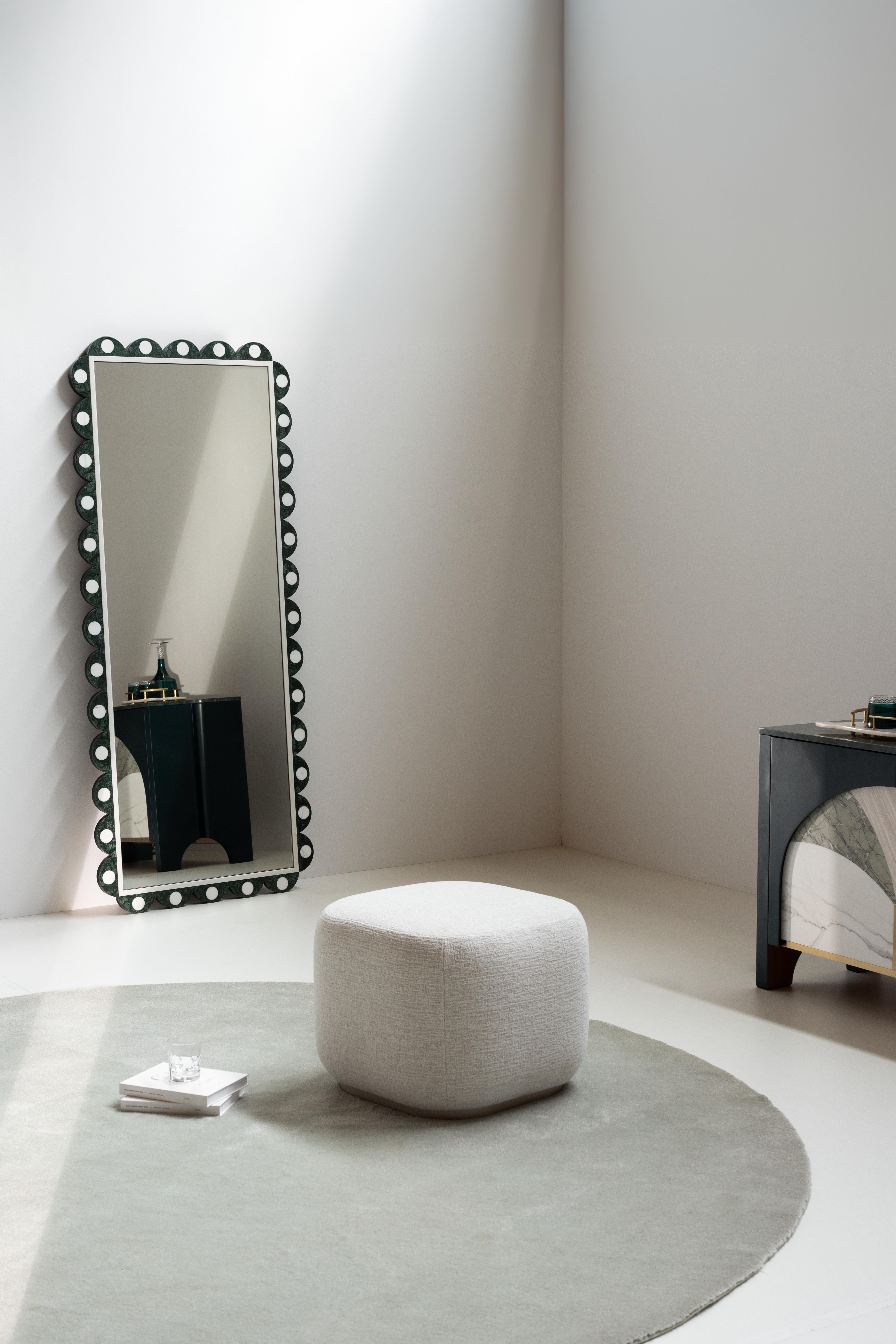 Velluto Pouf moderno Kaizuka Ottoman Dedar in velluto verde menta fatto a mano in Portogallo Greenapple in vendita