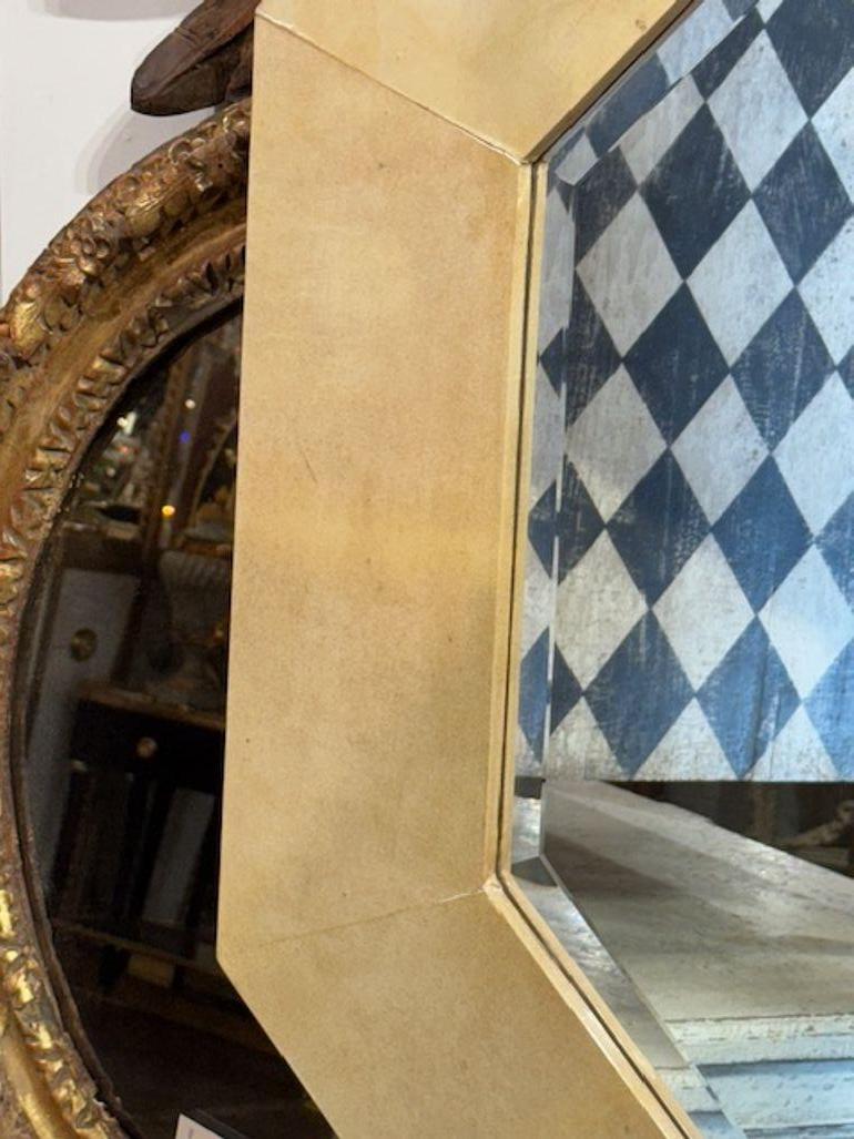 Lo specchio ottagonale Karl Springer è caratterizzato da un'esclusiva forma ottagonale con finitura in pergamena bianca. Aggiungerà un tocco di eleganza all'arredamento di qualsiasi casa. Perfetto per coloro che desiderano valorizzare il proprio