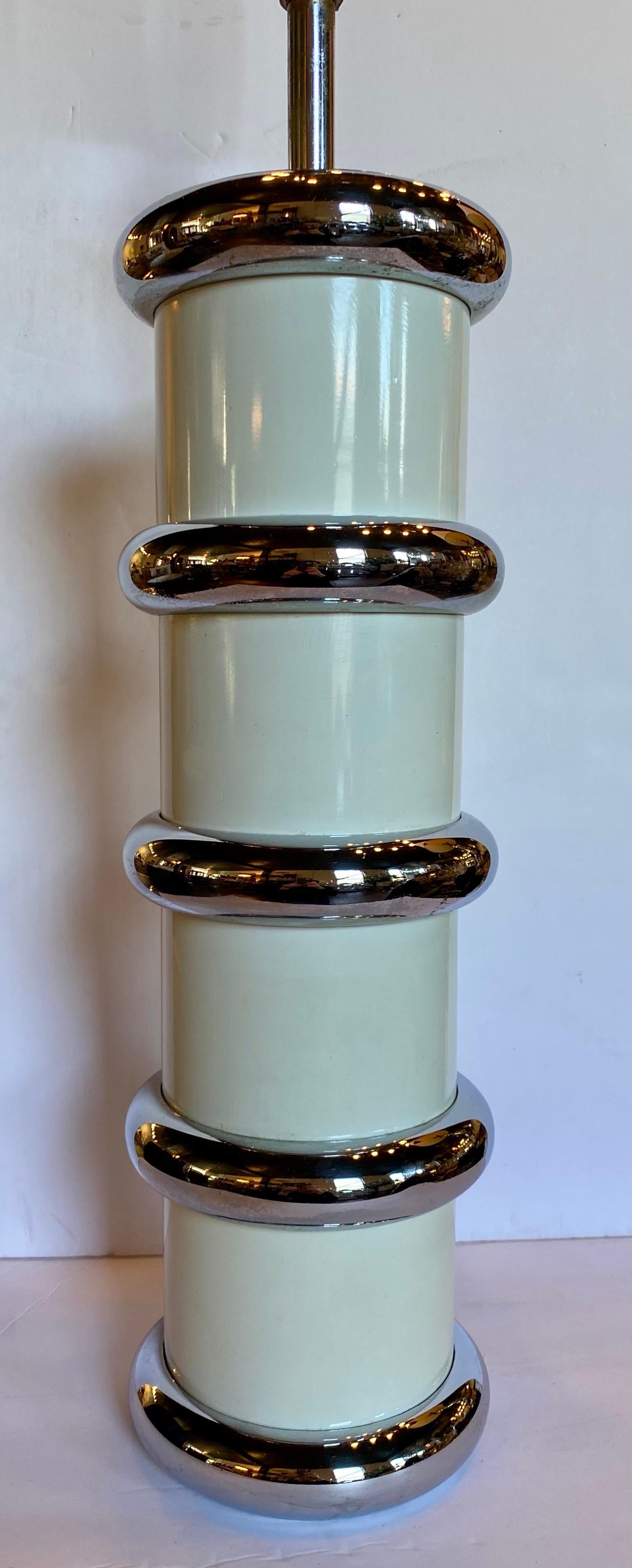 Mid-Century Modern Lampe de table moderne à anneau chromé de style Karl Springer par Mutual Sunset, 1970 en vente