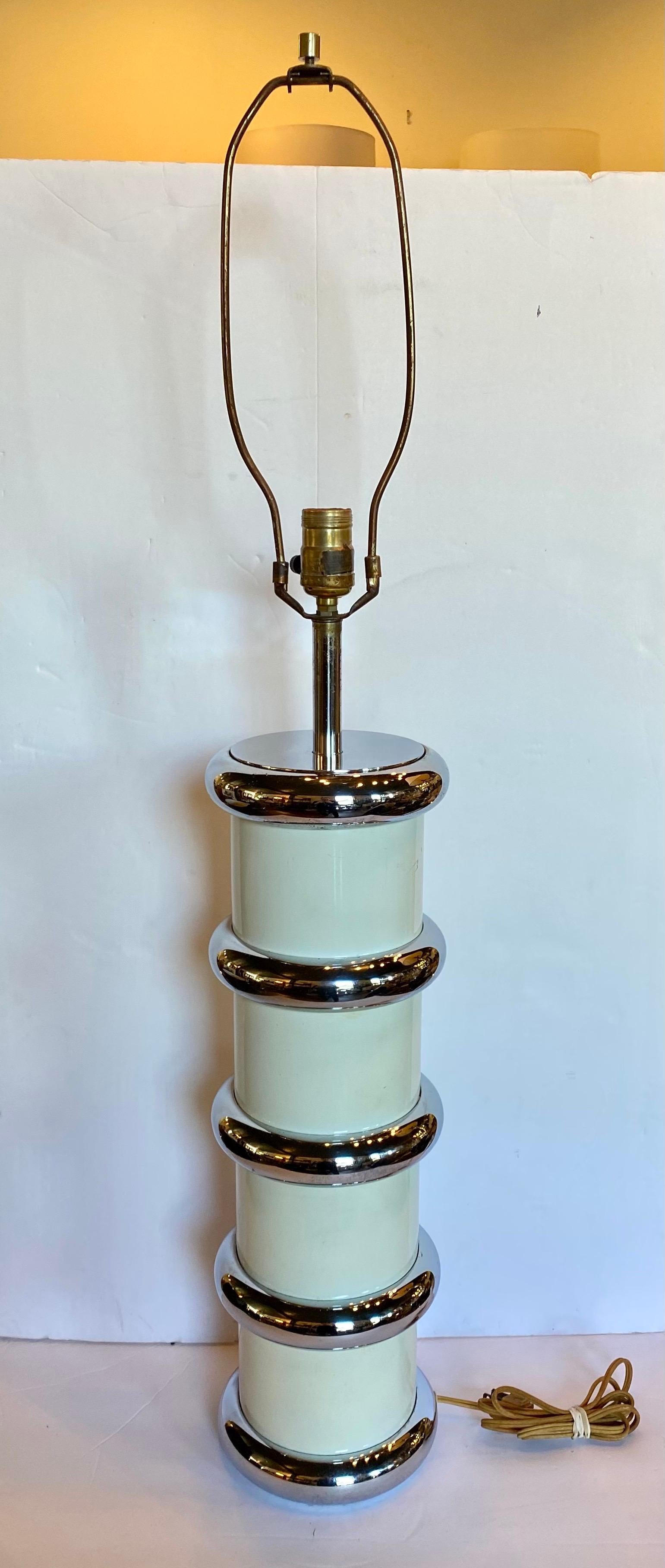Chrome Lampe de table moderne à anneau chromé de style Karl Springer par Mutual Sunset, 1970 en vente