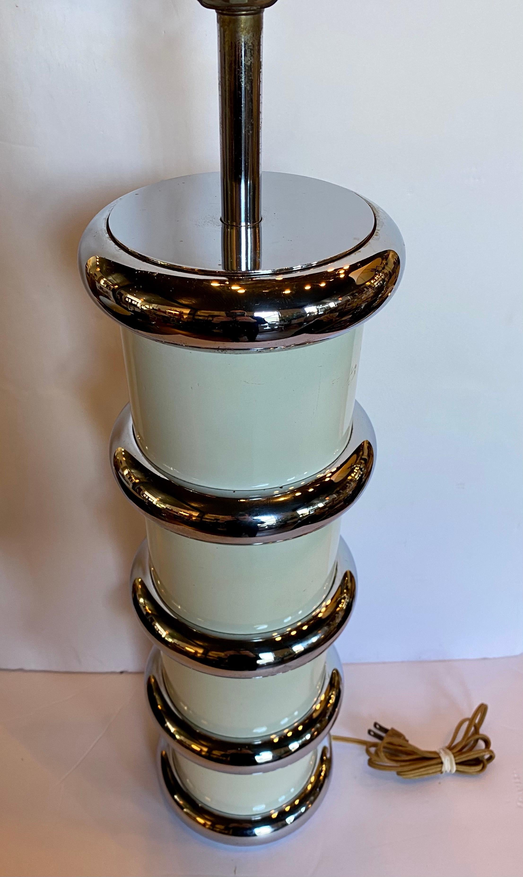 Lampe de table moderne à anneau chromé de style Karl Springer par Mutual Sunset, 1970 en vente 1