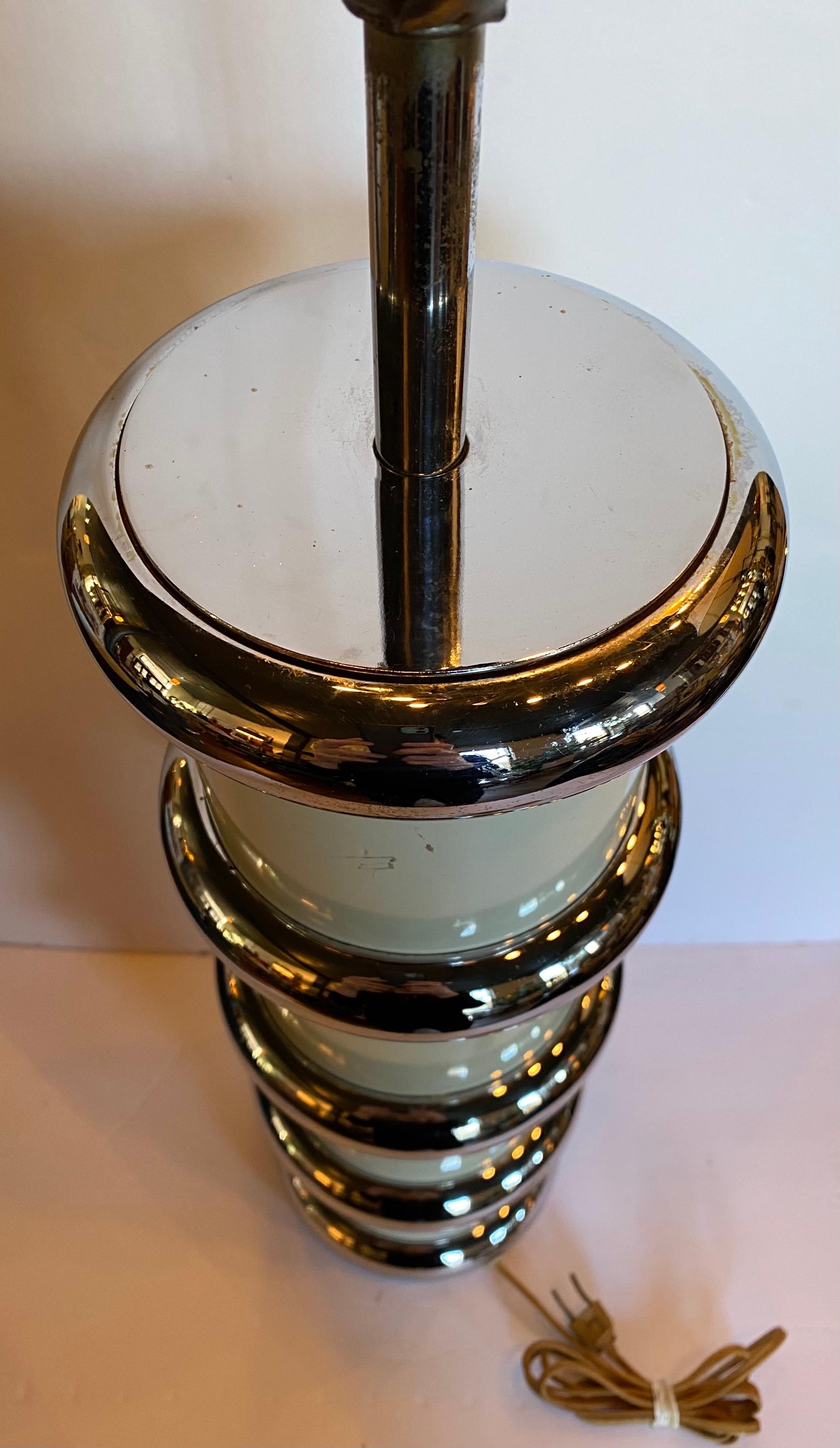 Lampe de table moderne à anneau chromé de style Karl Springer par Mutual Sunset, 1970 en vente 2