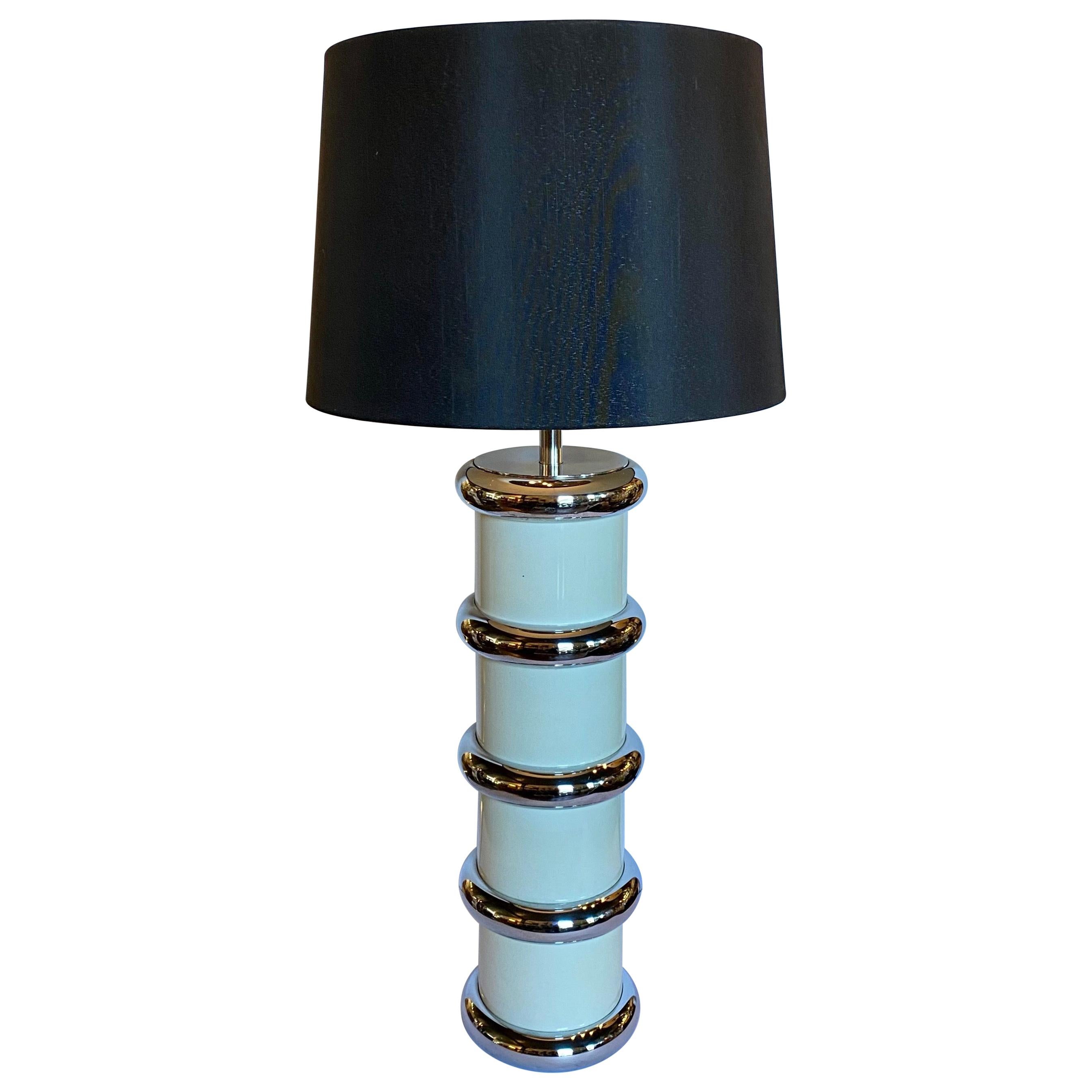 Lampe de table moderne à anneau chromé de style Karl Springer par Mutual Sunset, 1970