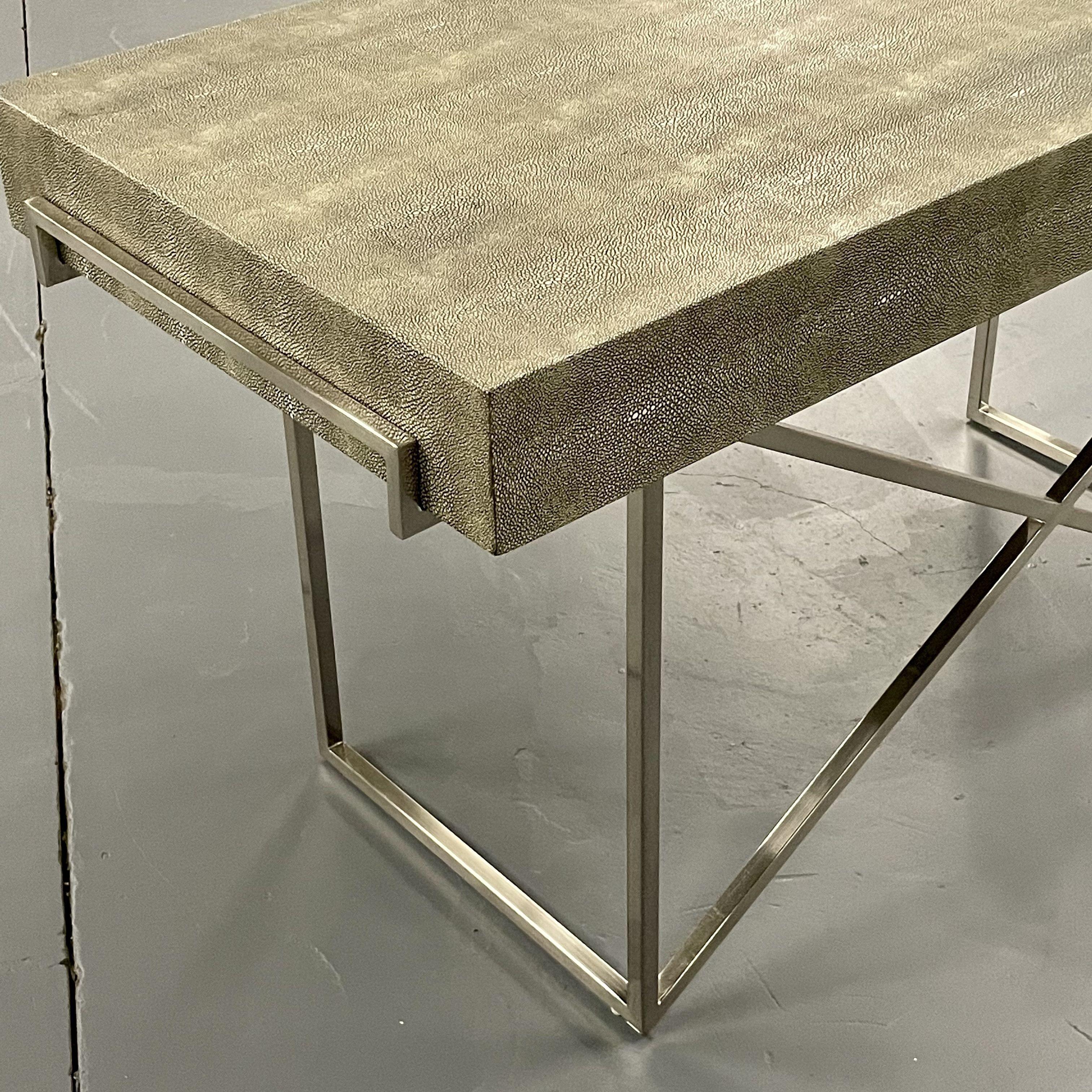Table de bureau/table à écrire moderne à trois tiroirs en faux galuchat de style Karl Springer, chrome Bon état - En vente à Stamford, CT