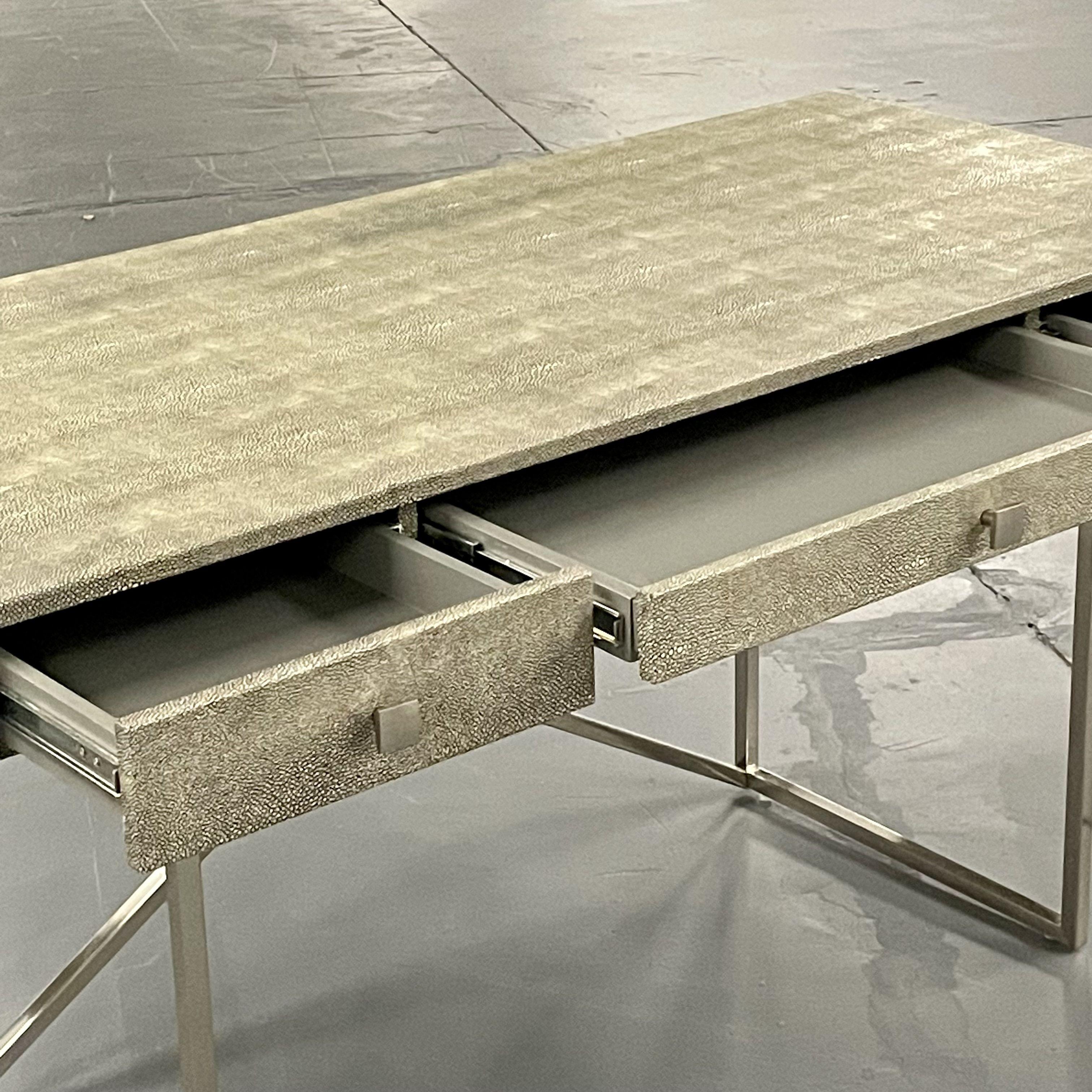 Chrome Table de bureau/table à écrire moderne à trois tiroirs en faux galuchat de style Karl Springer, chrome en vente