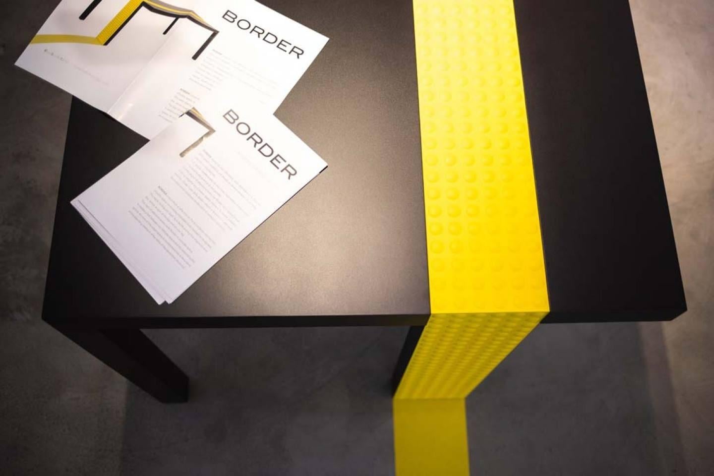 Kata Matoga table de salle à manger rectangulaire moderne laquée noire et jaune pour Dilmos Neuf - En vente à Milan, IT