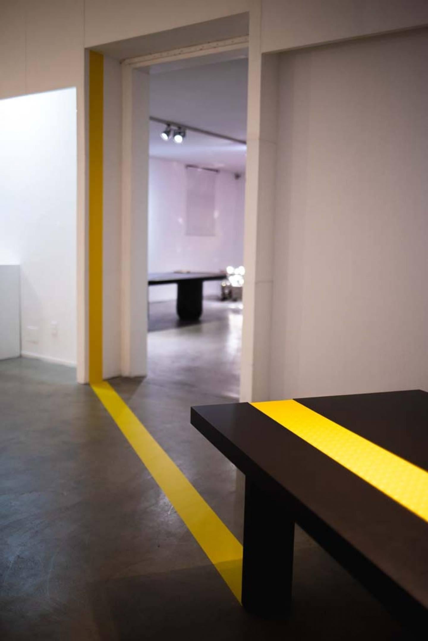XXIe siècle et contemporain Kata Matoga table de salle à manger rectangulaire moderne laquée noire et jaune pour Dilmos en vente