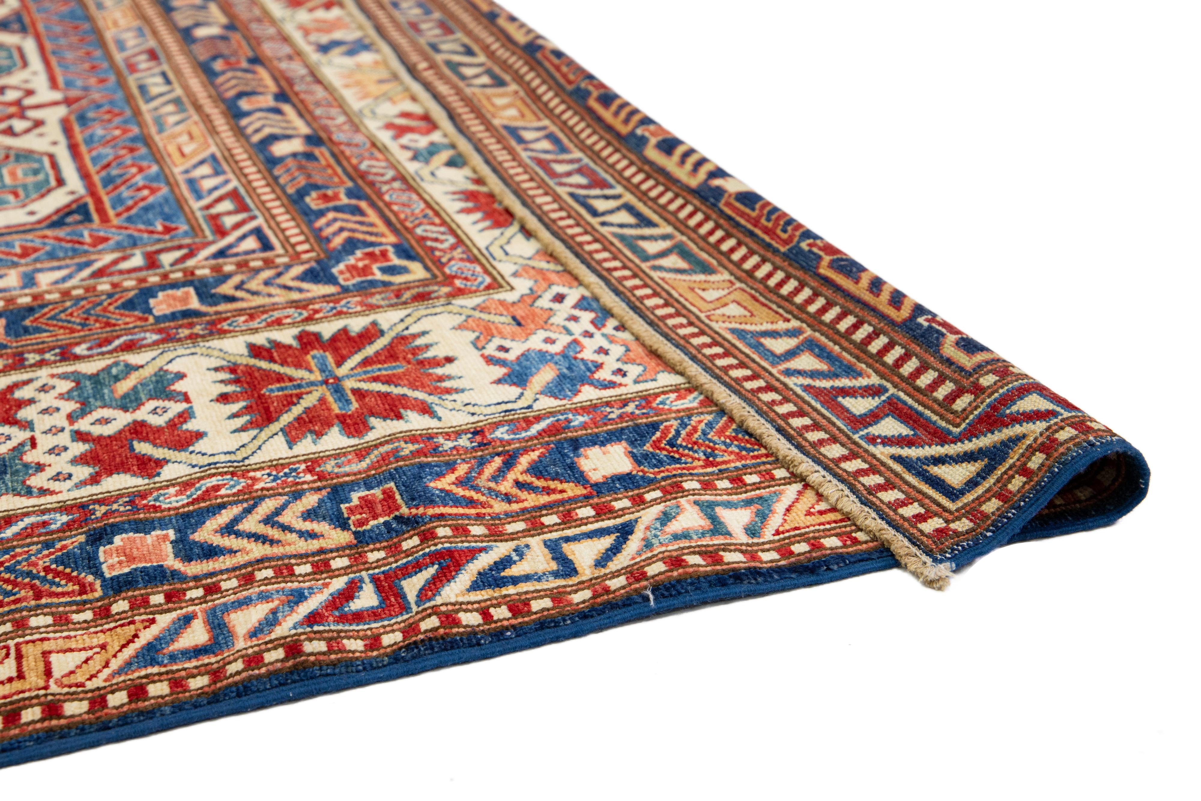 Modern  Kazak Handgefertigter Wollteppich in Blau und Rot mit Allover-Design (Kaukasisch) im Angebot