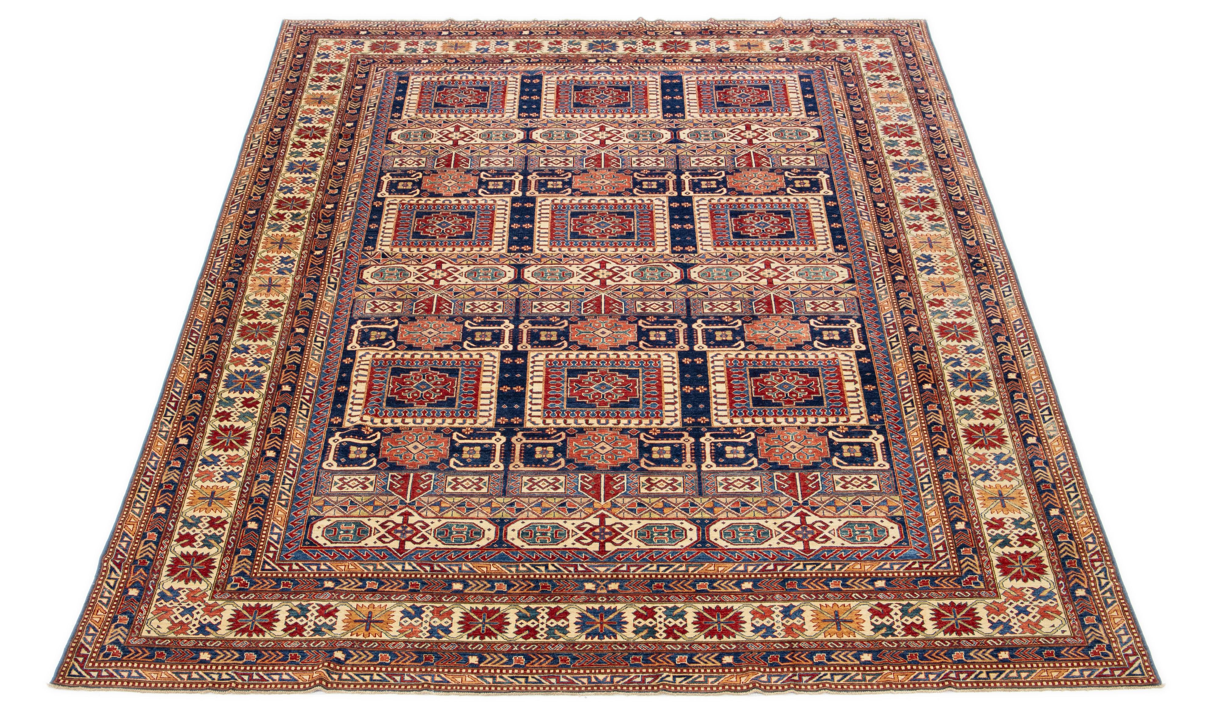 Dieser kasachische Wollteppich wird in sorgfältiger Handarbeit hergestellt. Es ist in einem satten Rot gehalten, das mit zarten Verzierungen in Gelb-, Grün-, Blau- und Beigetönen geschmückt ist. Der Teppich weist außerdem ein kompliziertes