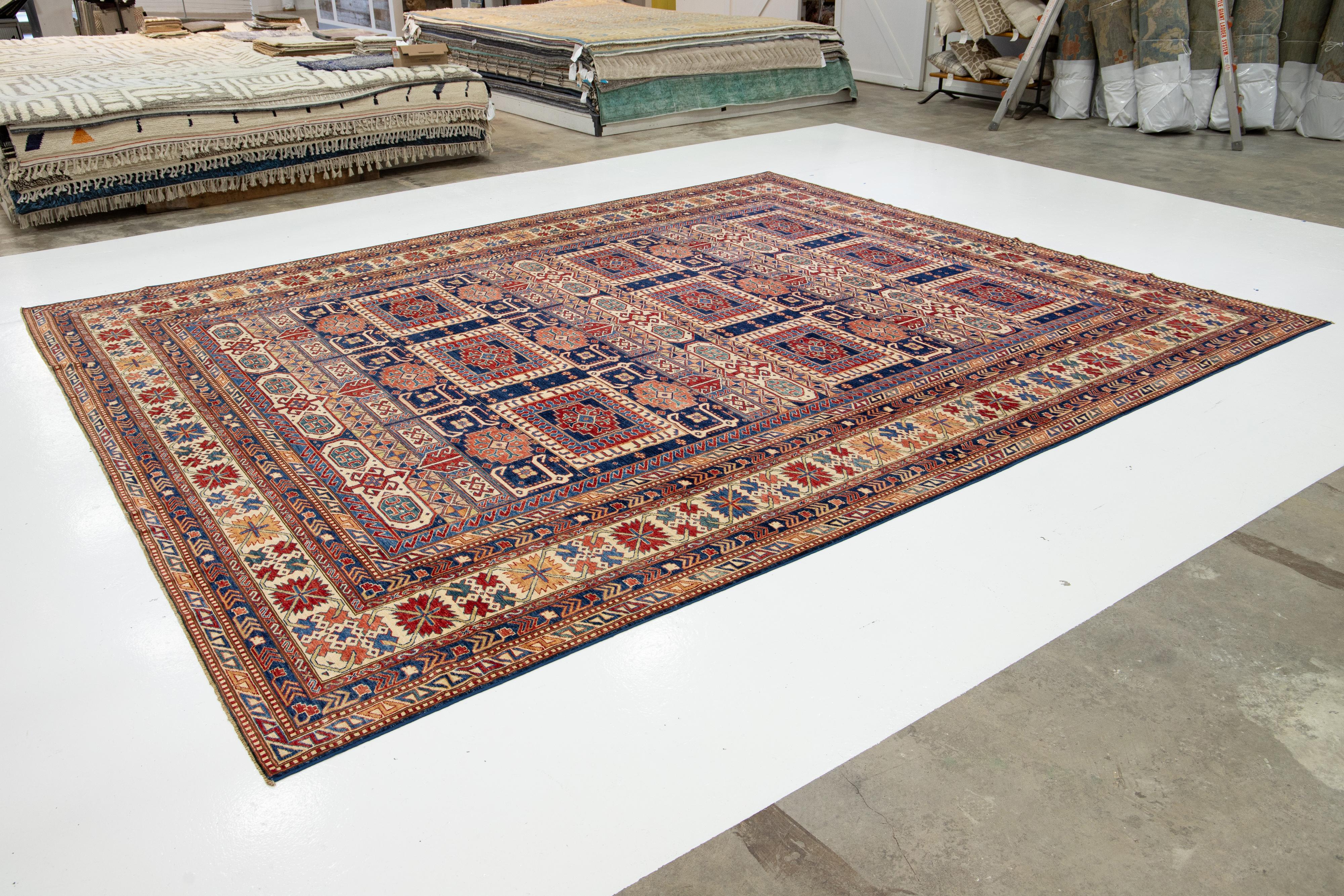 Modern  Kazak Handgefertigter Wollteppich in Blau und Rot mit Allover-Design (Kasachisch) im Angebot