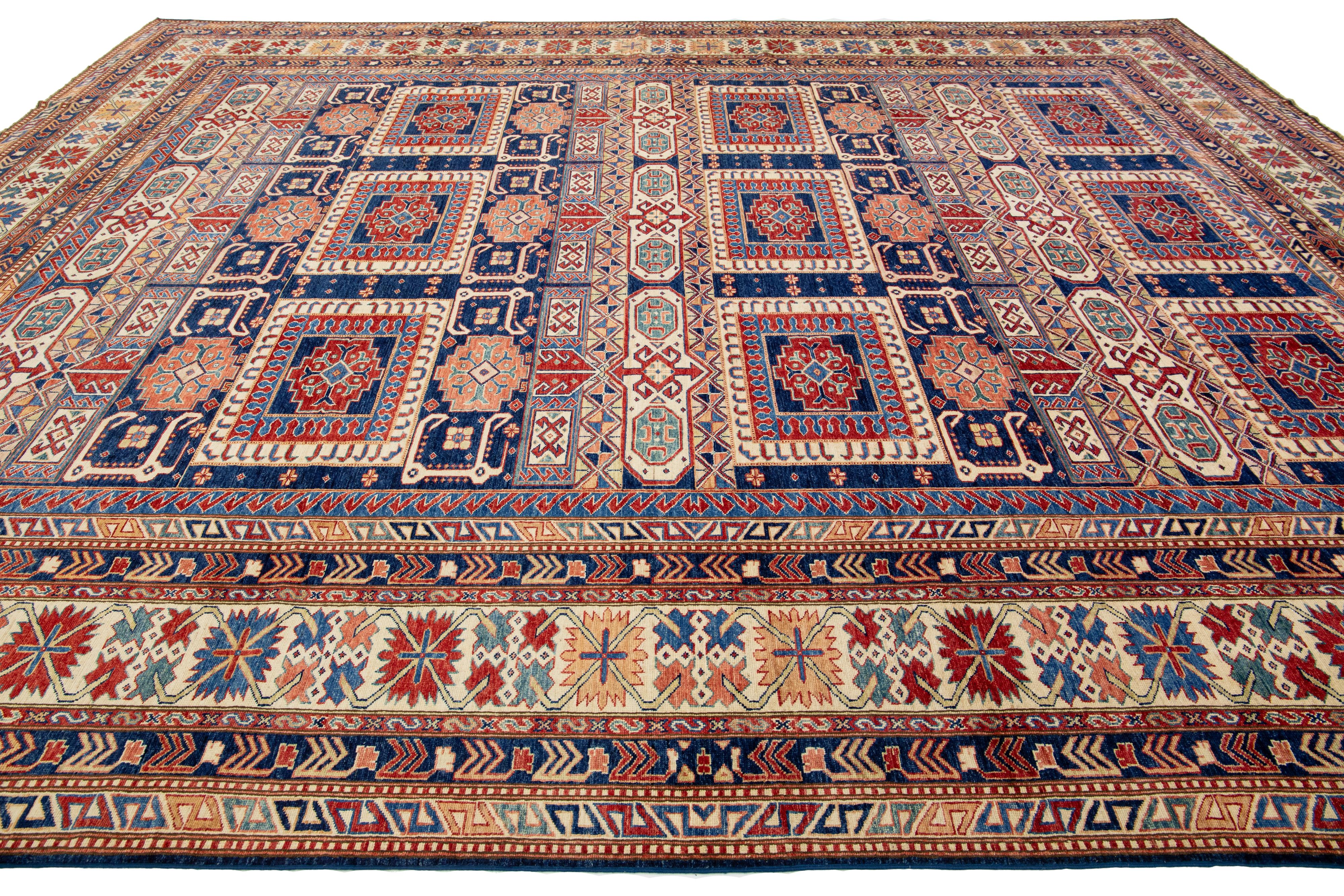 Modern  Kazak Handgefertigter Wollteppich in Blau und Rot mit Allover-Design im Zustand „Hervorragend“ im Angebot in Norwalk, CT