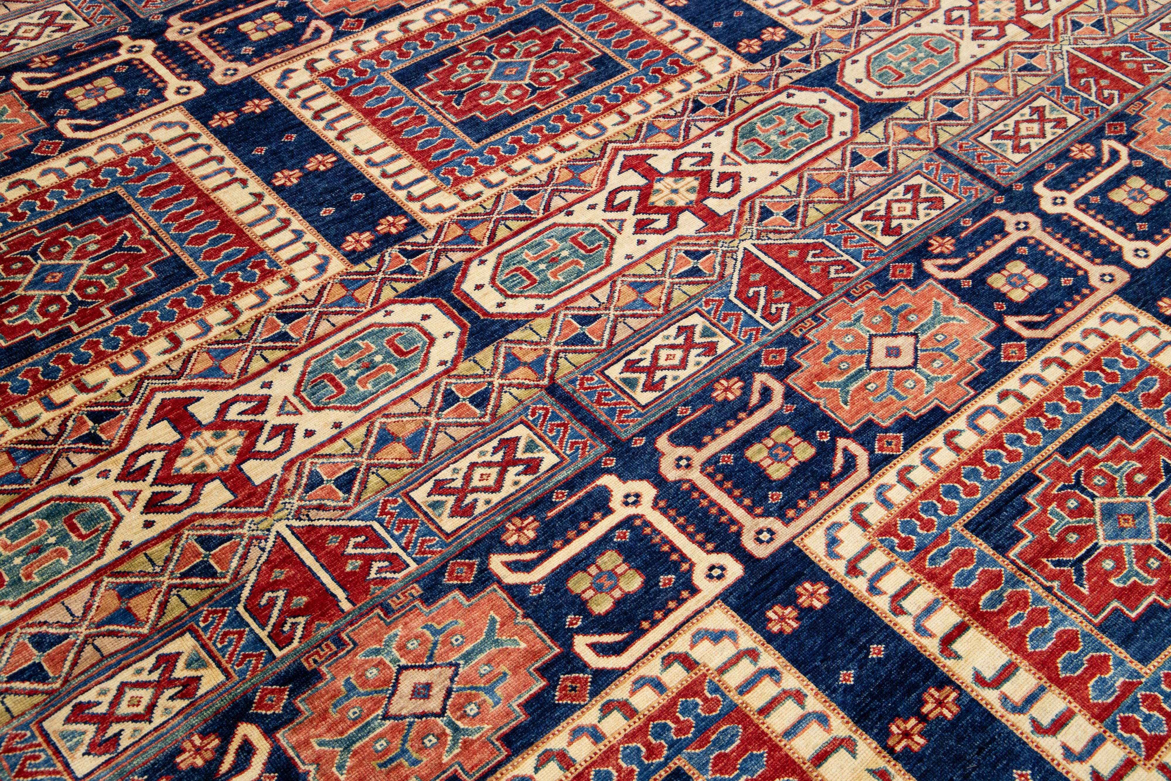 Modern  Kazak Handgefertigter Wollteppich in Blau und Rot mit Allover-Design im Angebot 1
