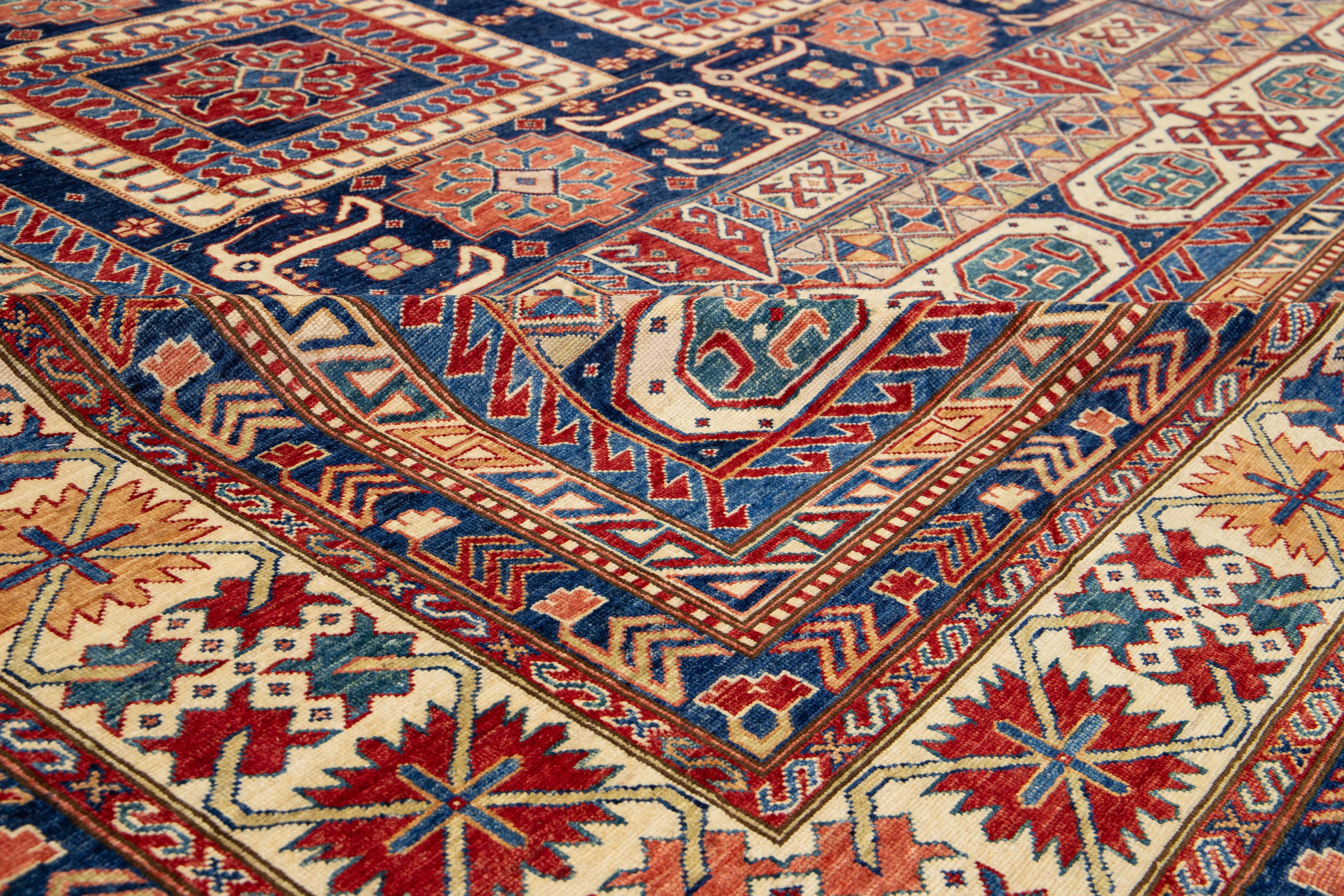Modern  Kazak Handgefertigter Wollteppich in Blau und Rot mit Allover-Design im Angebot 2