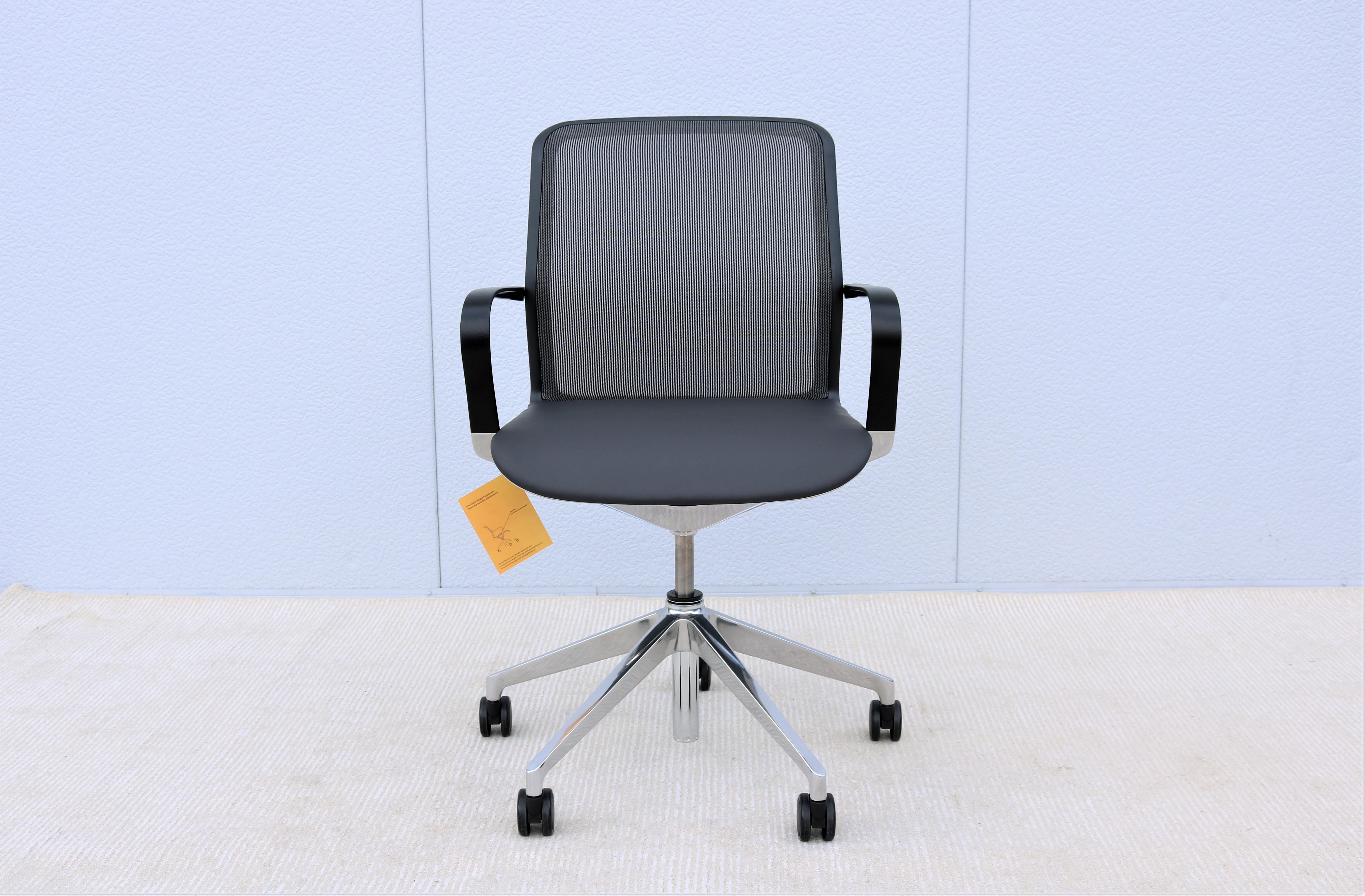 Moderna silla de escritorio ergonómica Keilhauer Filo con respaldo de malla 'A estrenar' Pulido en venta