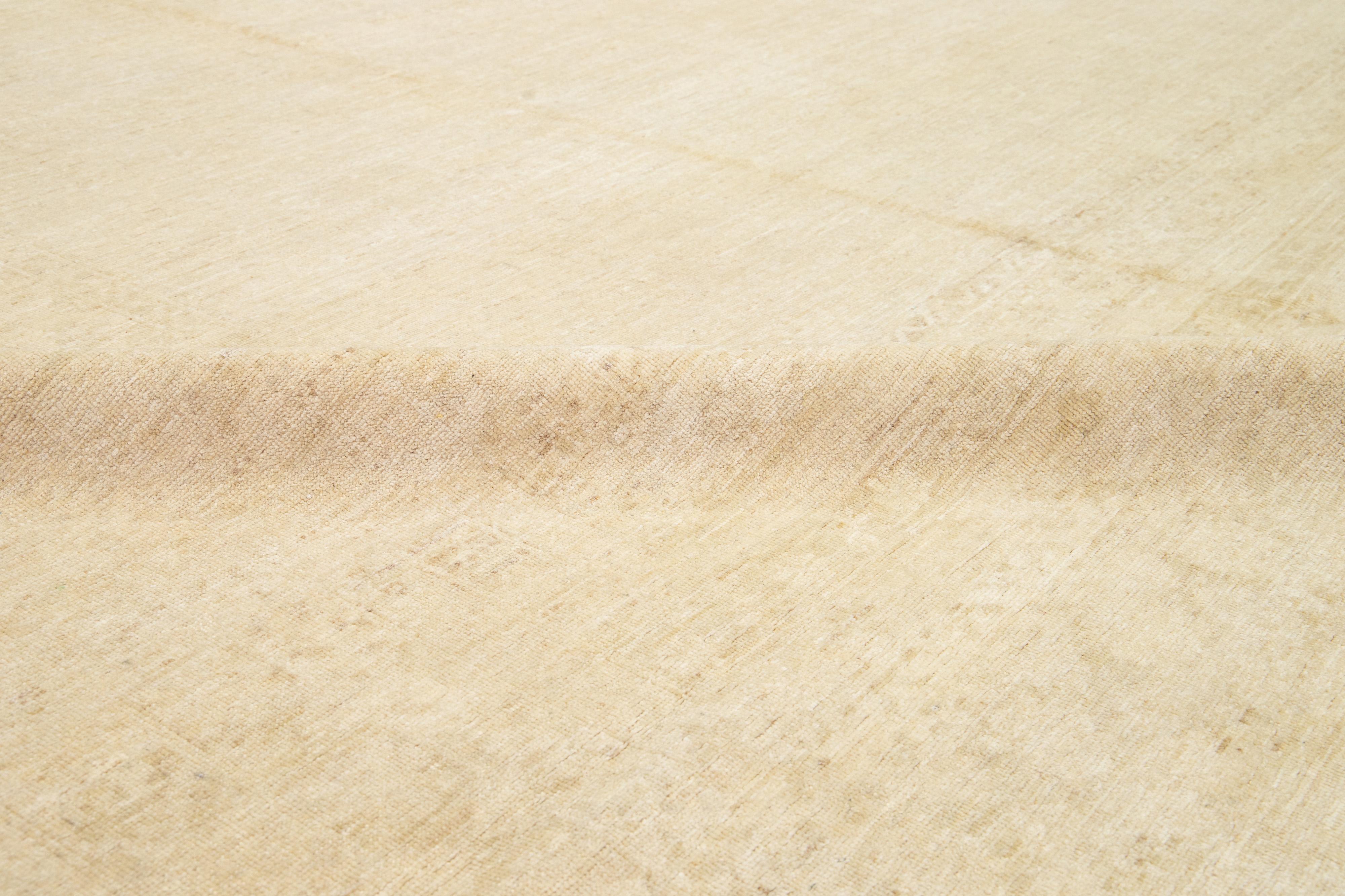 Moderner moderner handgefertigter Khotan-Wollteppich in Beige im Angebot 3