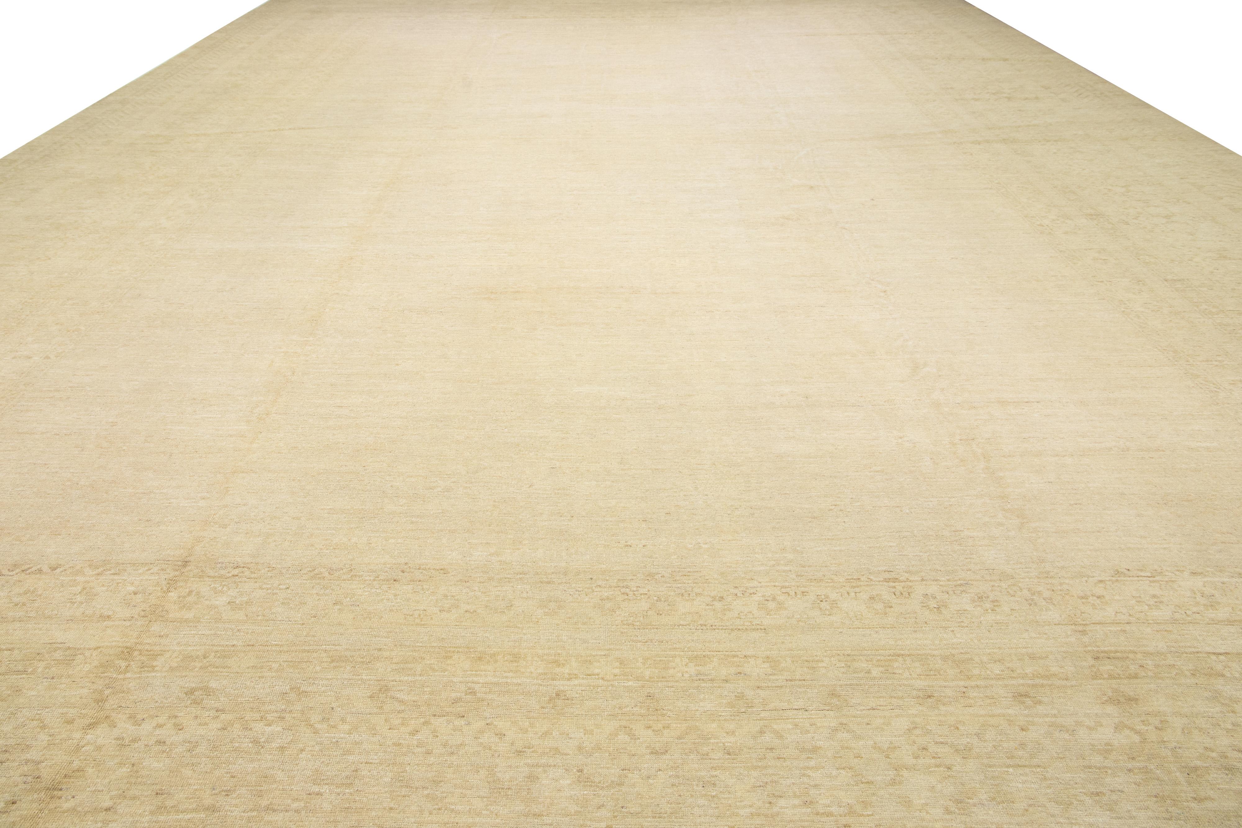 Moderner moderner handgefertigter Khotan-Wollteppich in Beige im Angebot 5