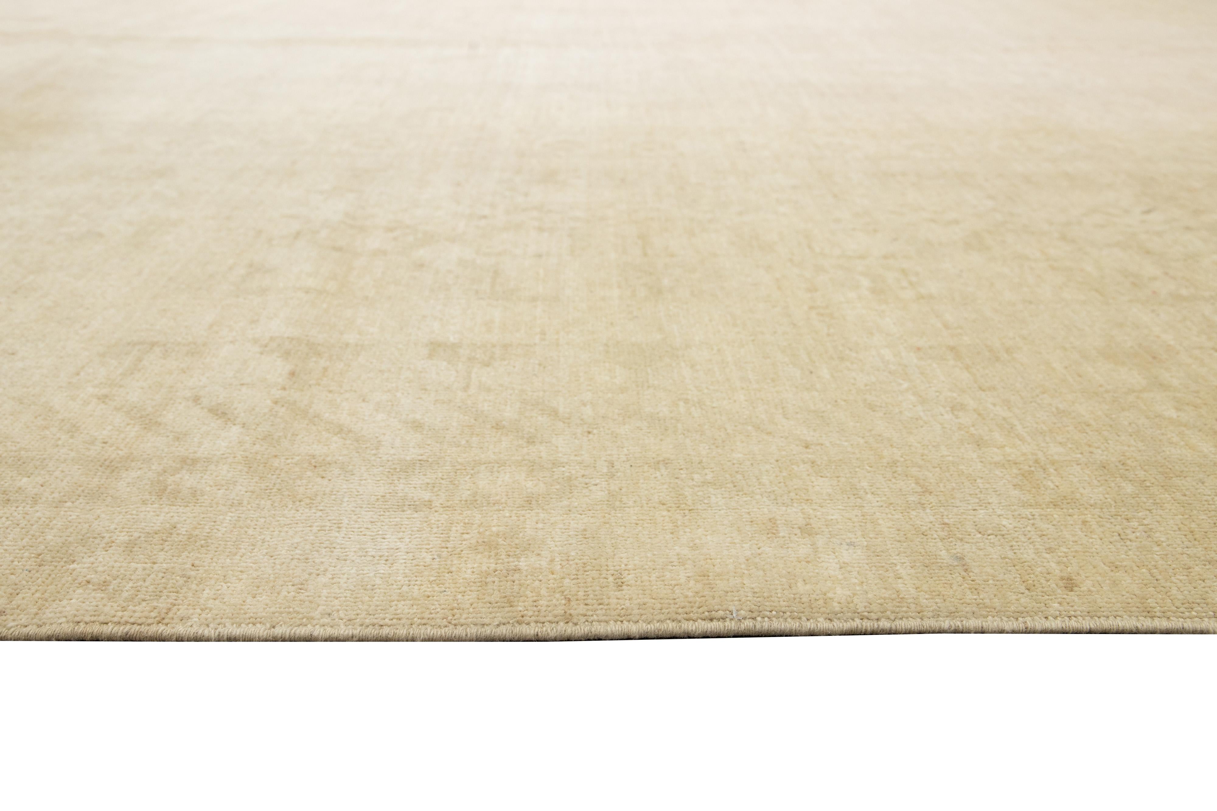 Moderner moderner handgefertigter Khotan-Wollteppich in Beige im Angebot 6