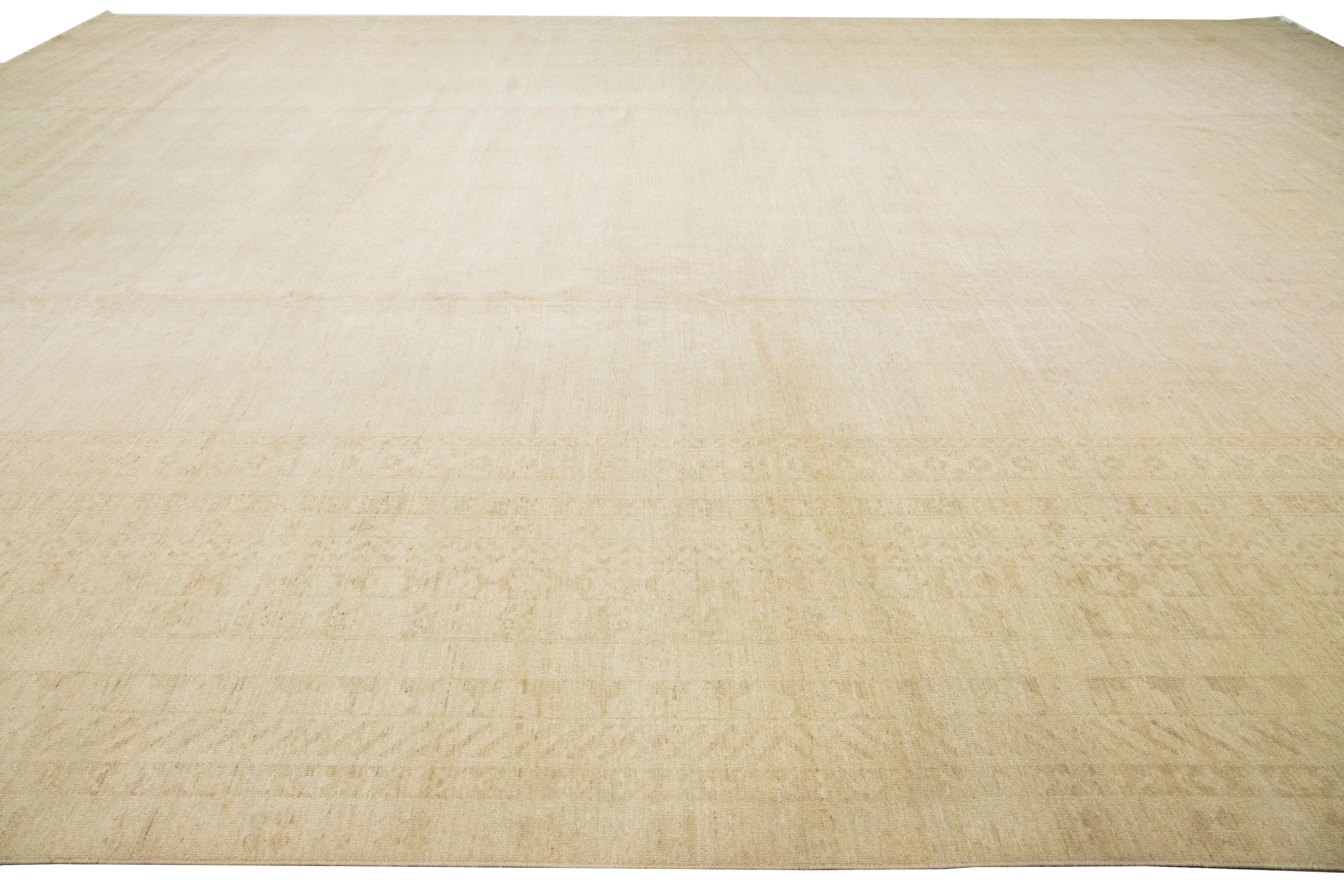Moderner moderner handgefertigter Khotan-Wollteppich in Beige im Angebot 7