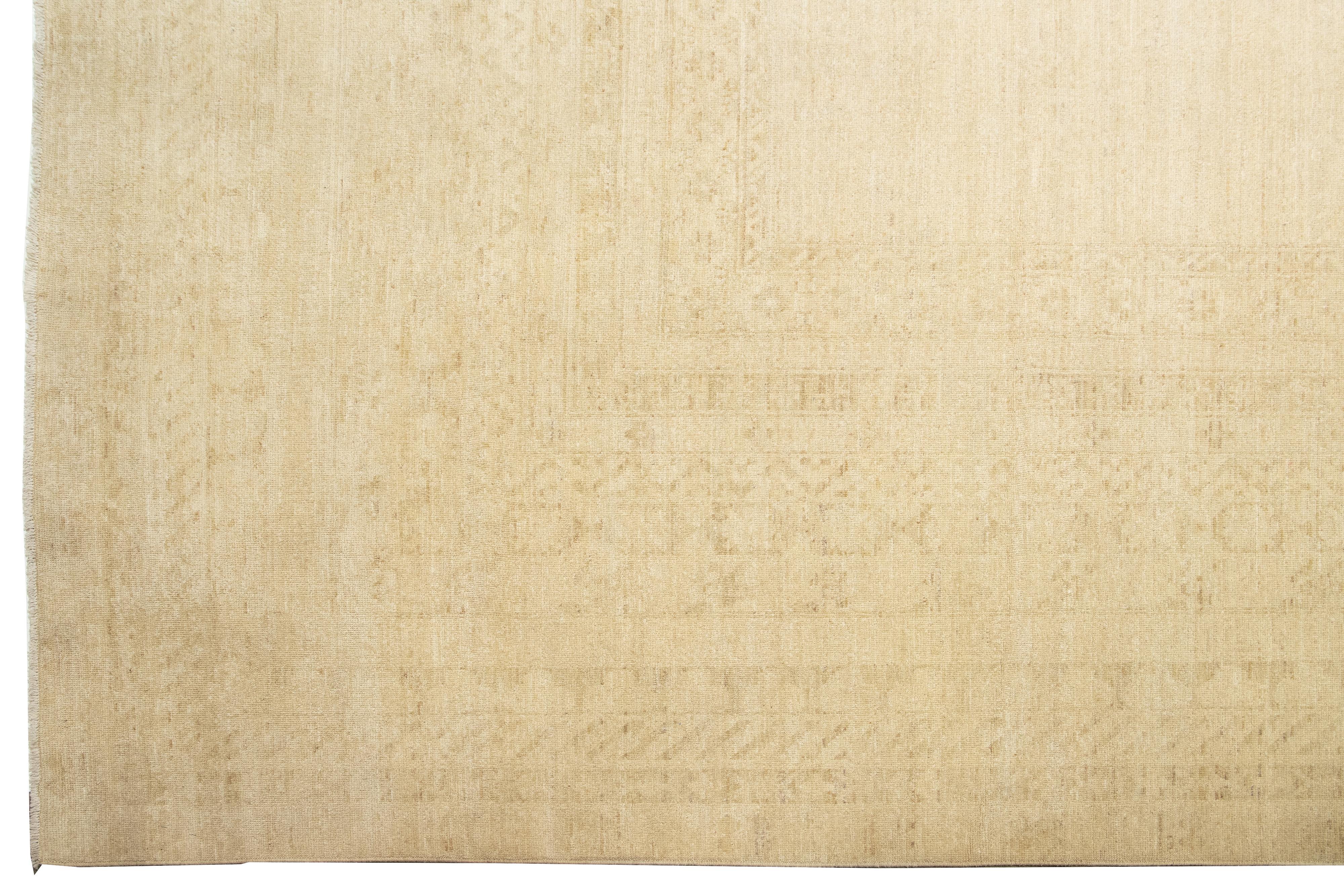 Moderner moderner handgefertigter Khotan-Wollteppich in Beige im Angebot 8