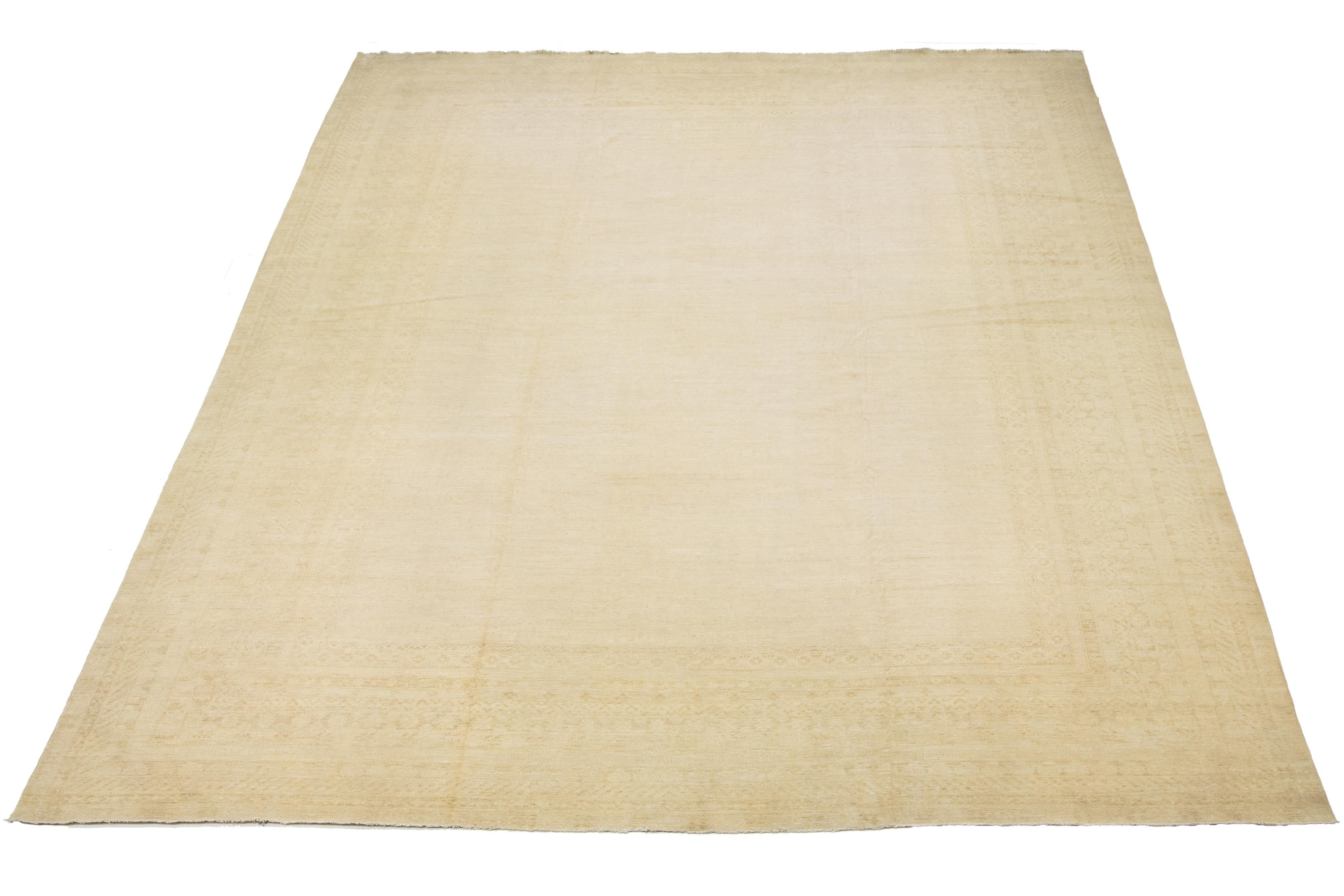 Schöner moderner Khotan Ton-in-Ton handgeknüpfter Wollteppich mit beigem Feld. Dieses Stück hat braune Akzente in einem wunderschönen Design.

Dieser Teppich misst: 18' x 24'5