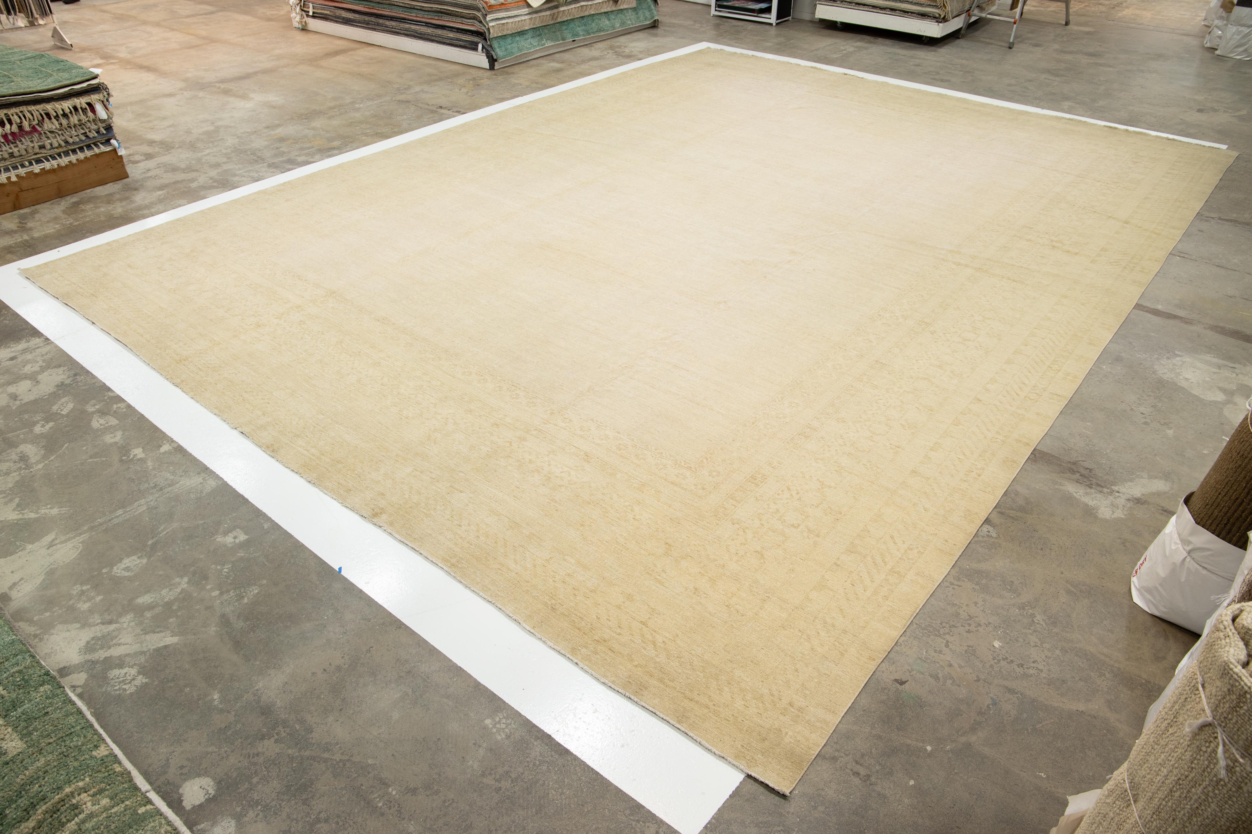 Moderner moderner handgefertigter Khotan-Wollteppich in Beige (21. Jahrhundert und zeitgenössisch) im Angebot