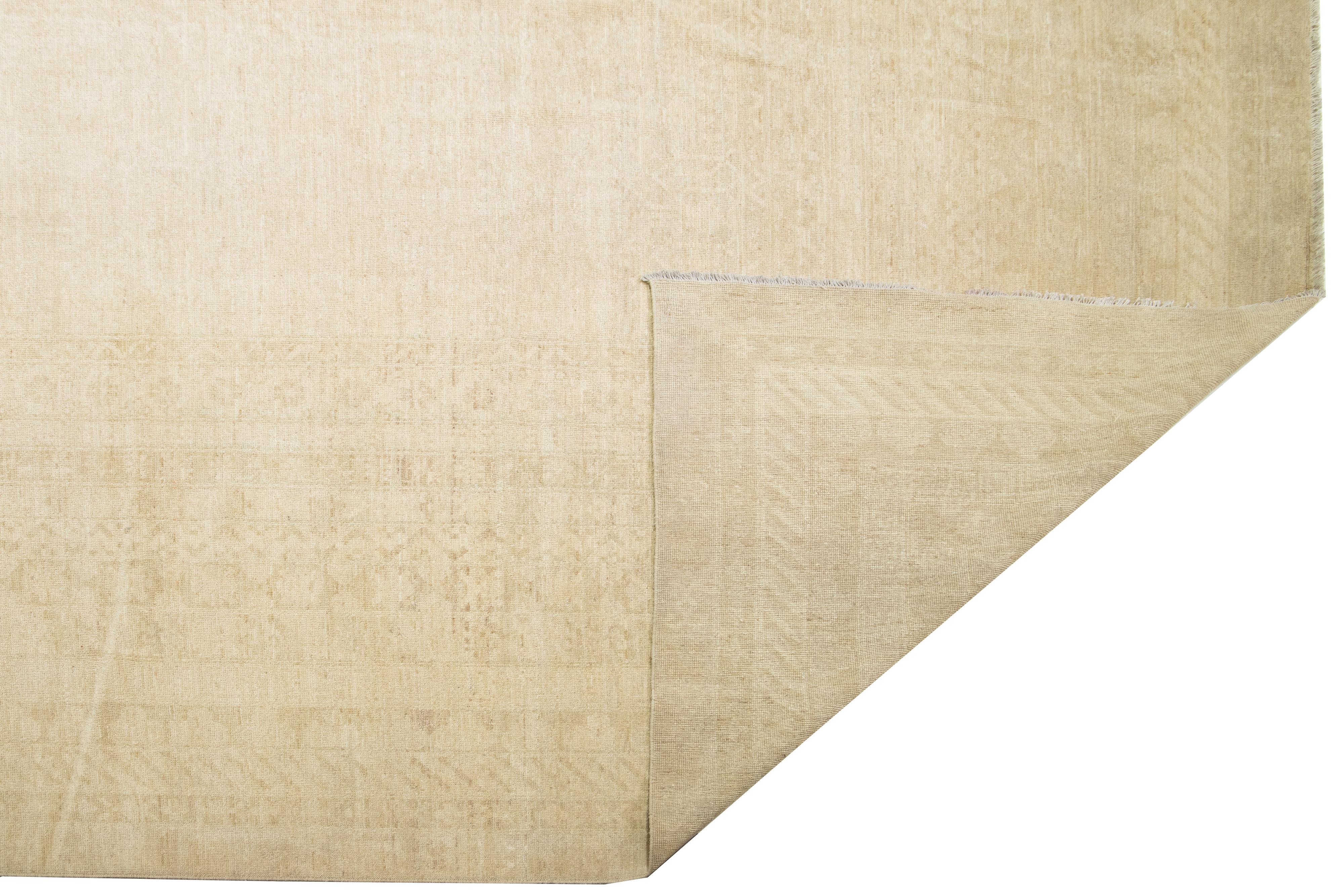 Moderner moderner handgefertigter Khotan-Wollteppich in Beige im Angebot 1