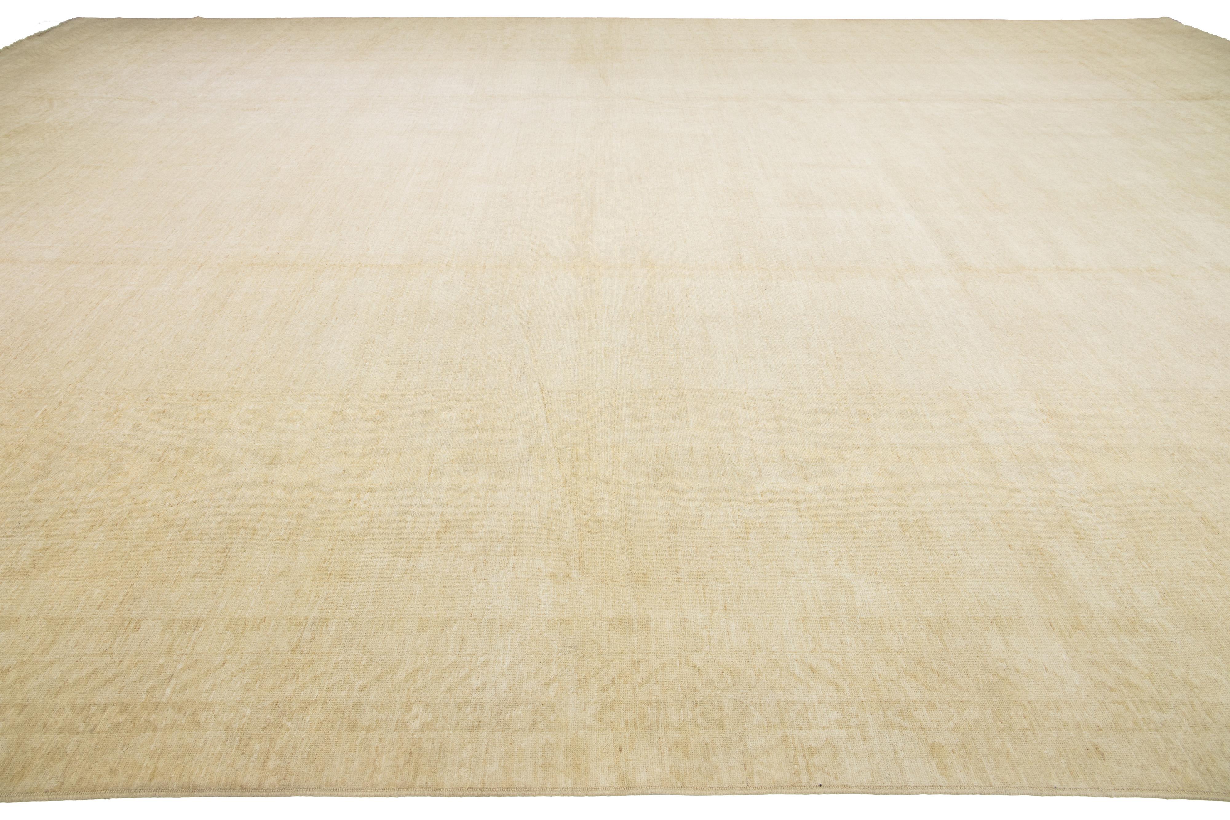 Moderner moderner handgefertigter Khotan-Wollteppich in Beige im Angebot 2
