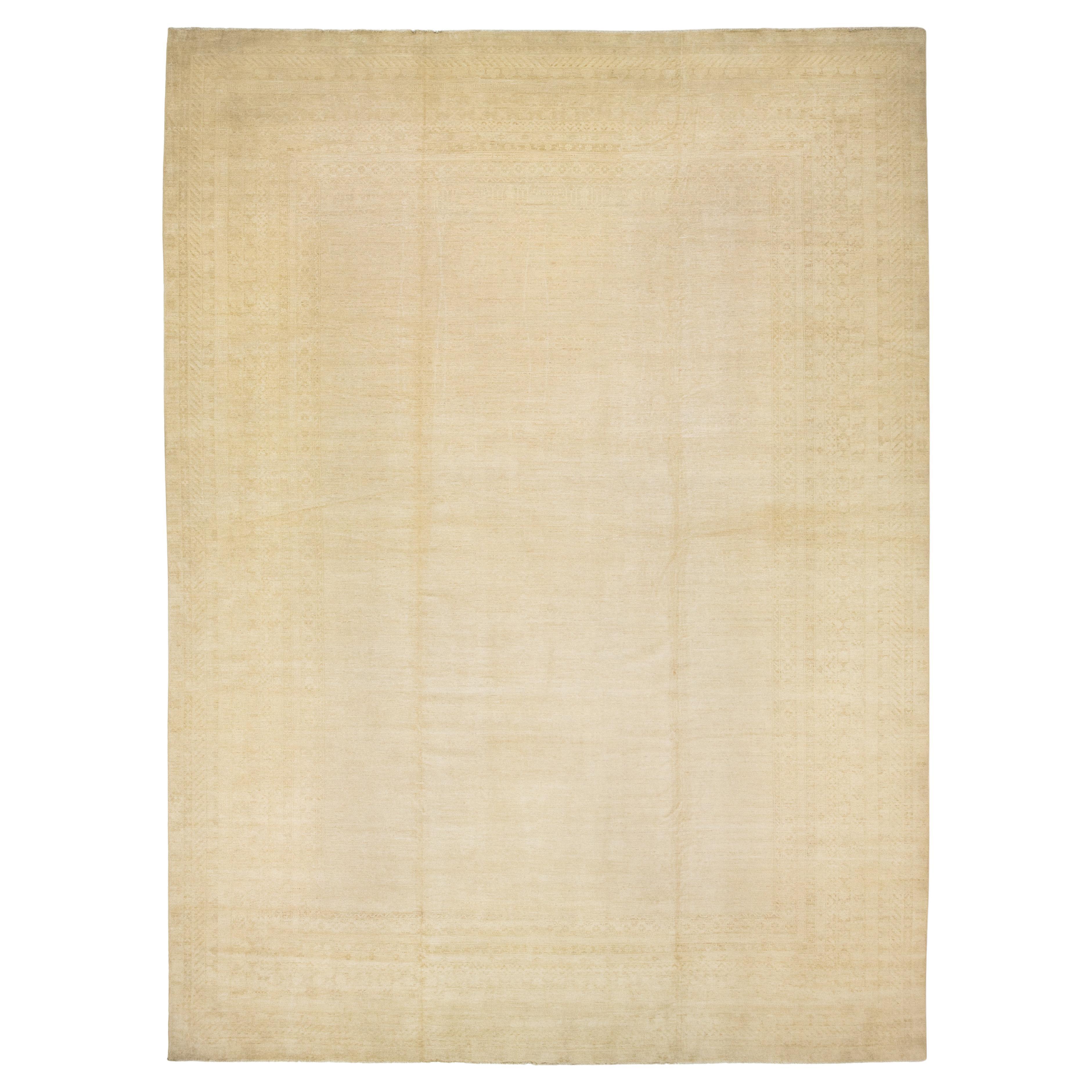 Tapis moderne Khotan en laine beige conçu à la main