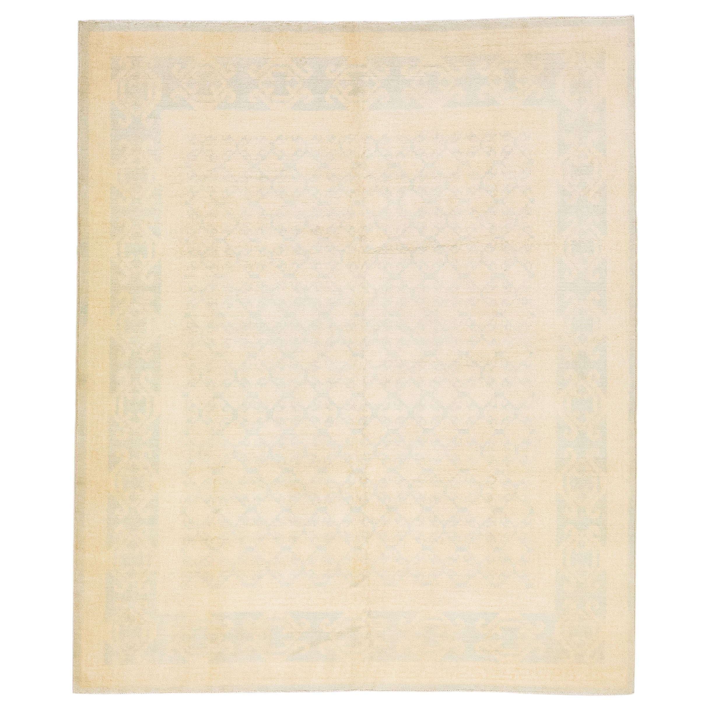 Tapis moderne Khotan en laine beige fait à la main avec un motif géométrique bleu en vente
