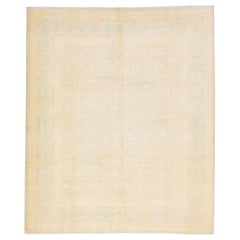 Tapis moderne Khotan en laine beige fait à la main avec un motif géométrique bleu