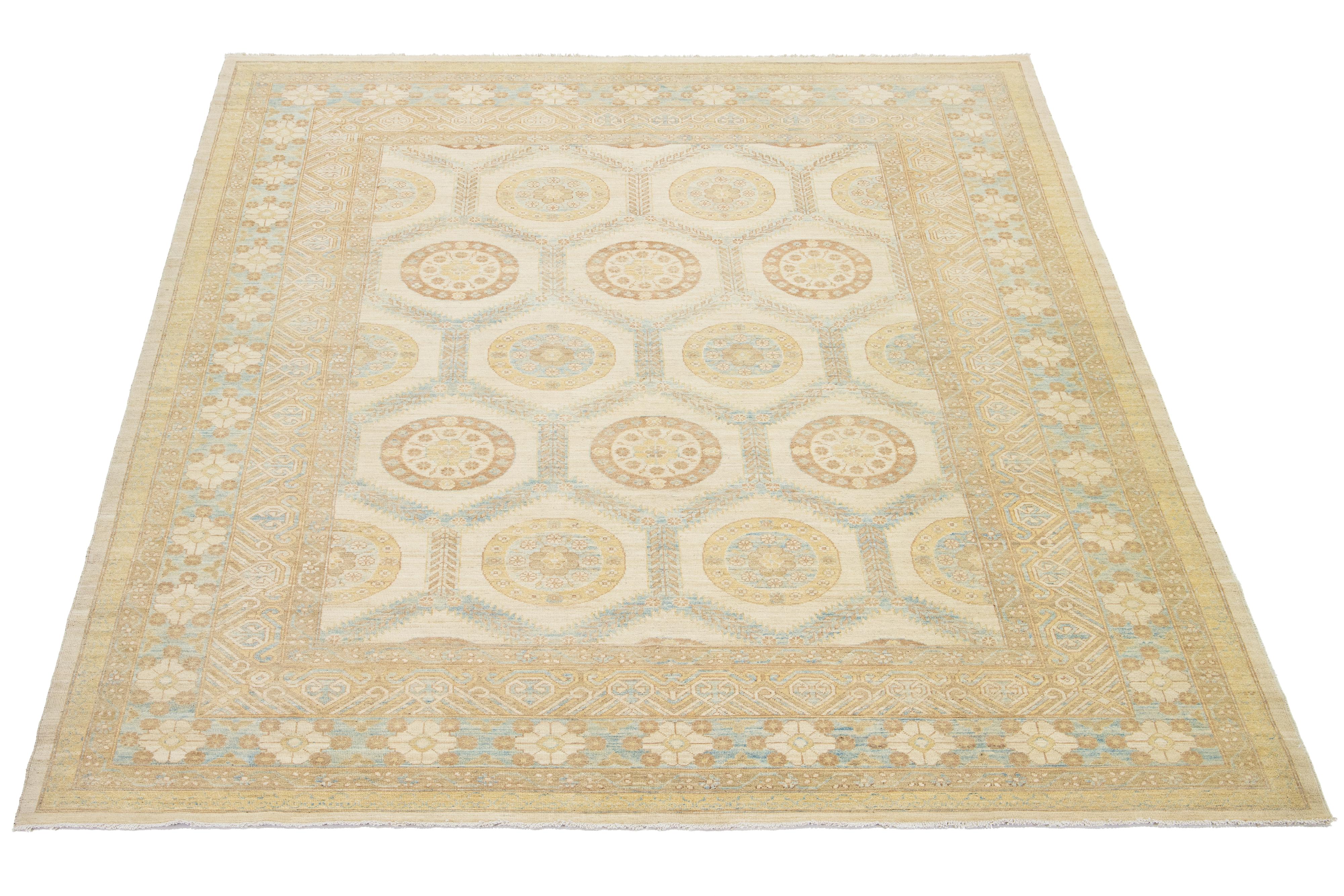 Si tratta di un bellissimo tappeto moderno in lana Khotan annodato a mano con campo beige. Il suo splendido design è caratterizzato da accenti blu chiaro e marrone. 

Questo tappeto misura 9'5'' X 11'10''.

 I nostri tappeti vengono puliti