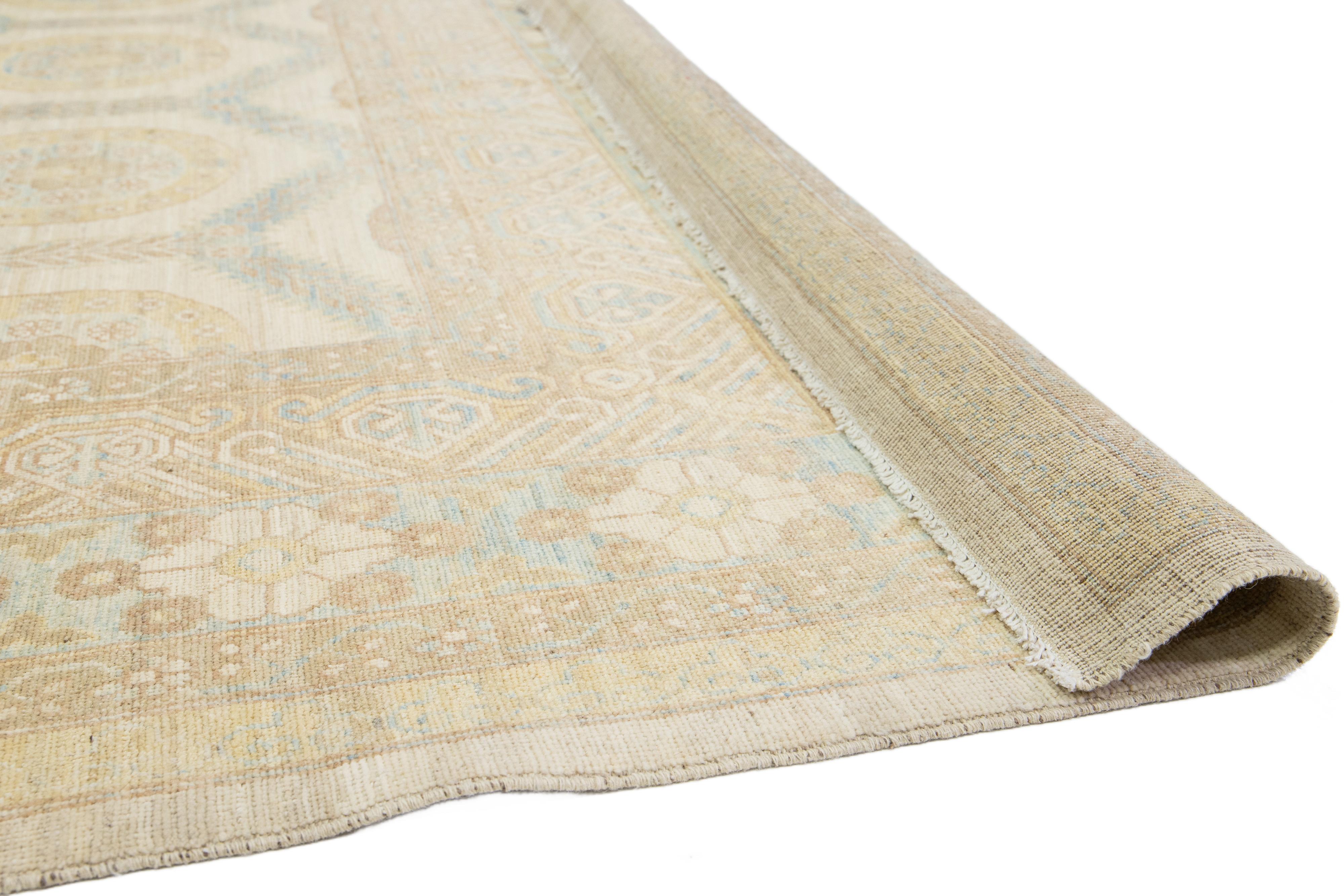 Pakistano Tappeto moderno in lana beige Khotan con disegno geometrico a tutto campo in vendita