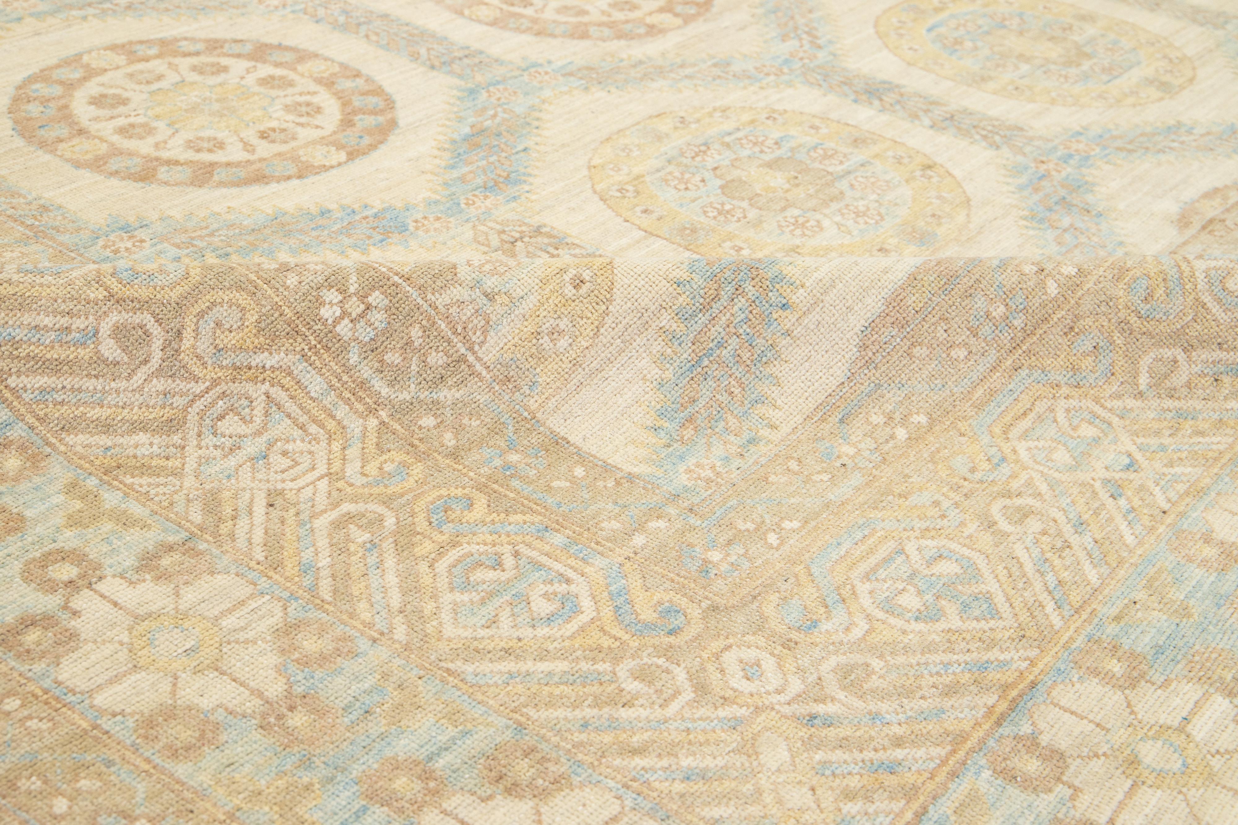 Annodato a mano Tappeto moderno in lana beige Khotan con disegno geometrico a tutto campo in vendita