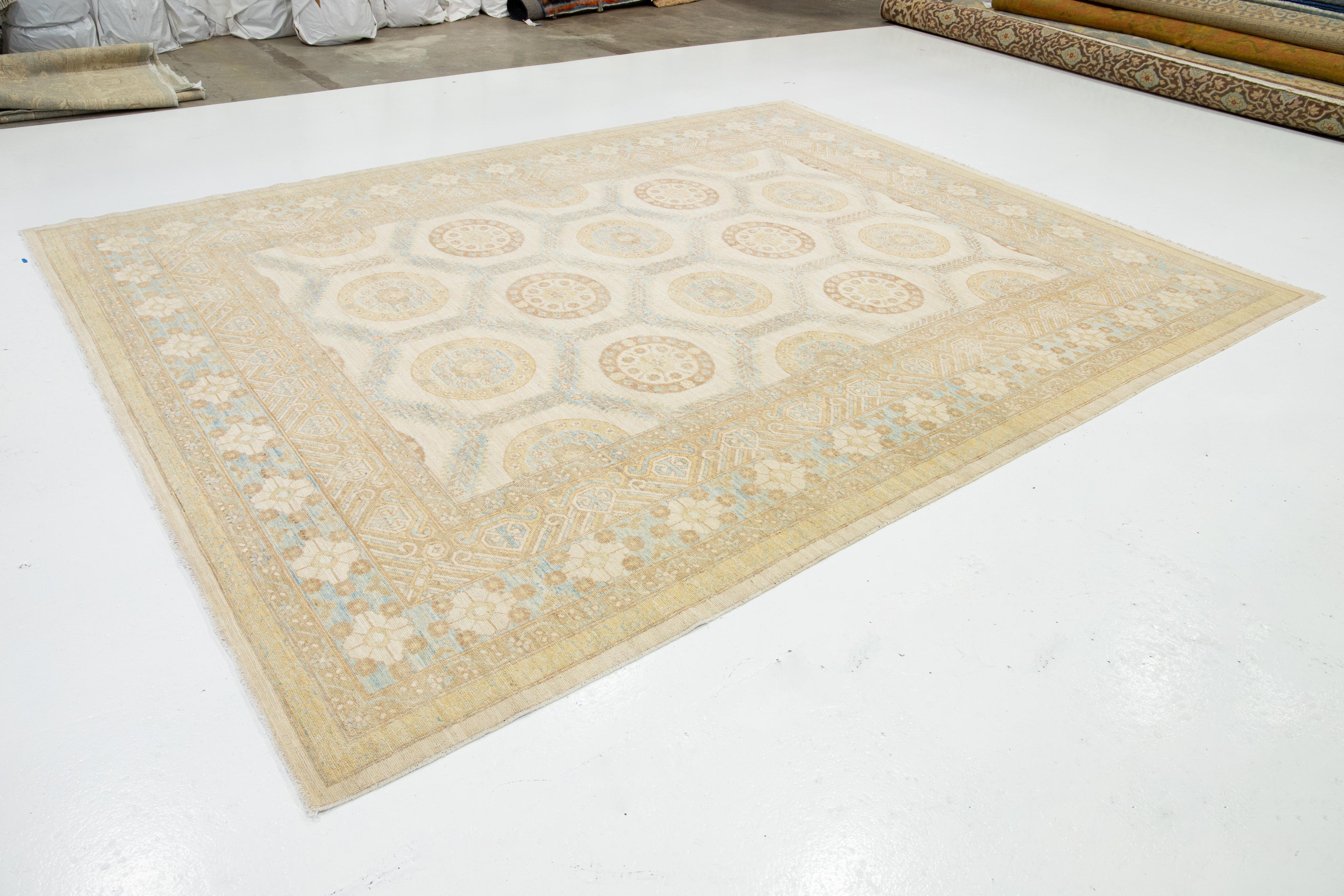 Tappeto moderno in lana beige Khotan con disegno geometrico a tutto campo In condizioni Nuovo in vendita a Norwalk, CT