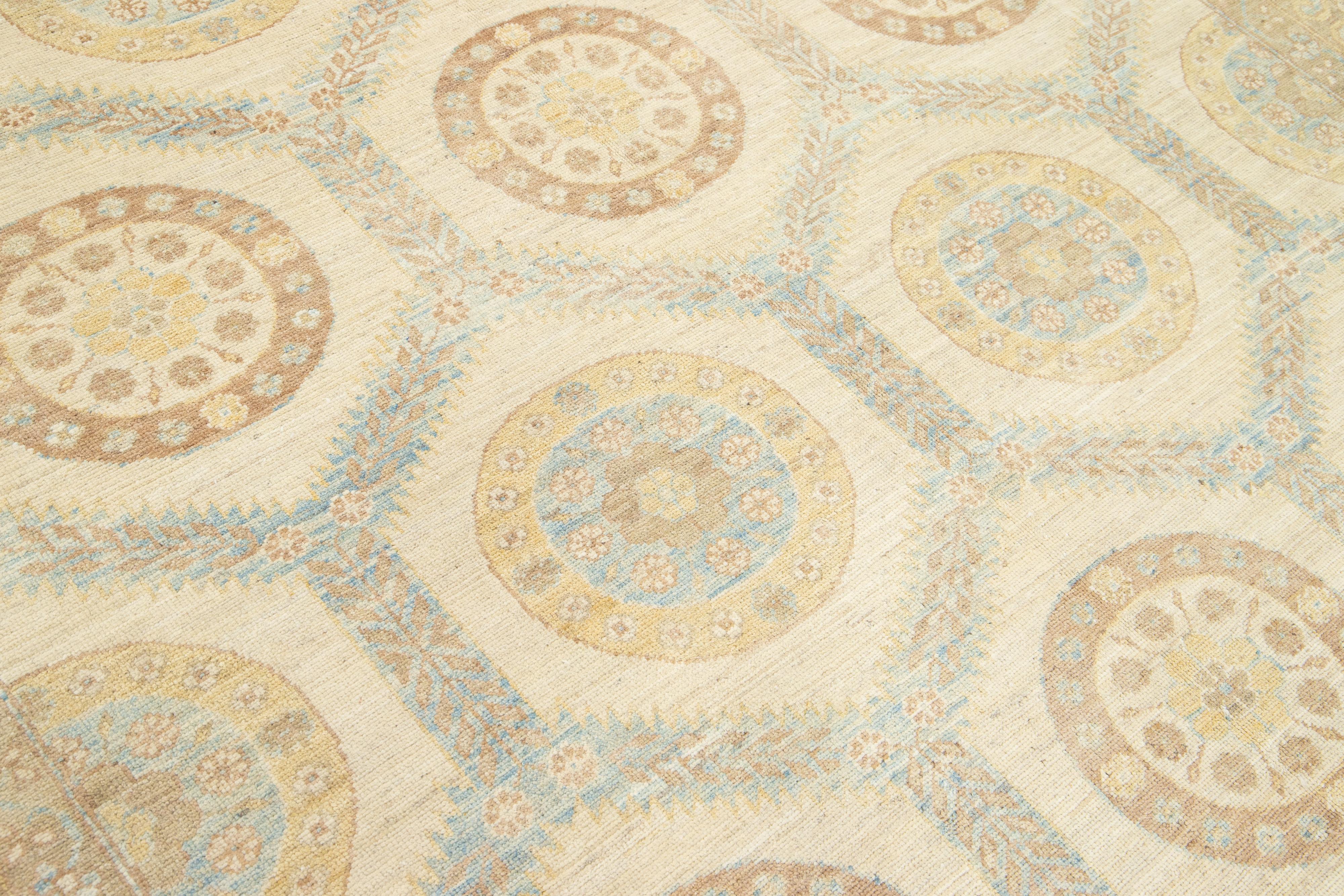XXI secolo e contemporaneo Tappeto moderno in lana beige Khotan con disegno geometrico a tutto campo in vendita