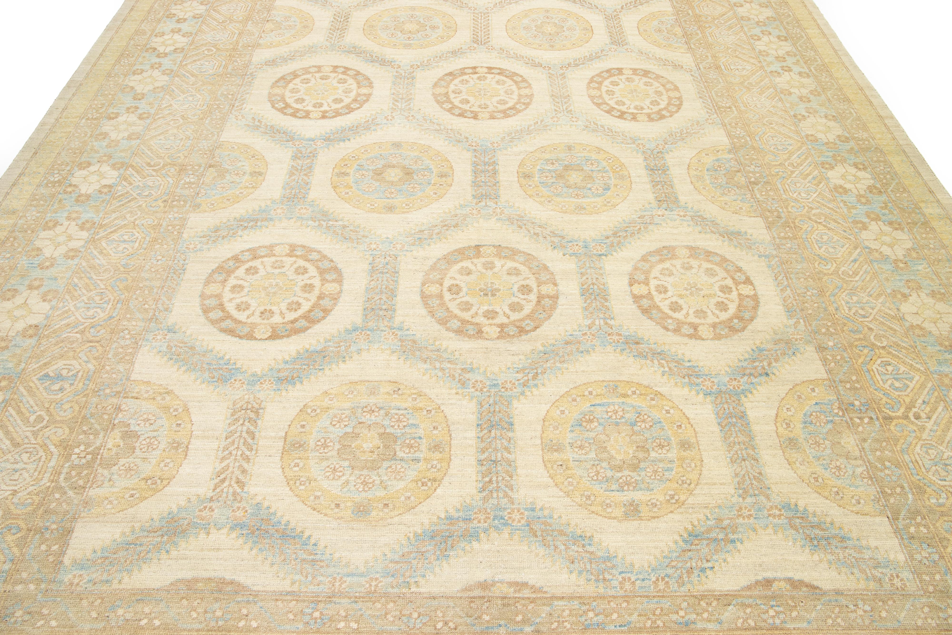 Lana Tappeto moderno in lana beige Khotan con disegno geometrico a tutto campo in vendita