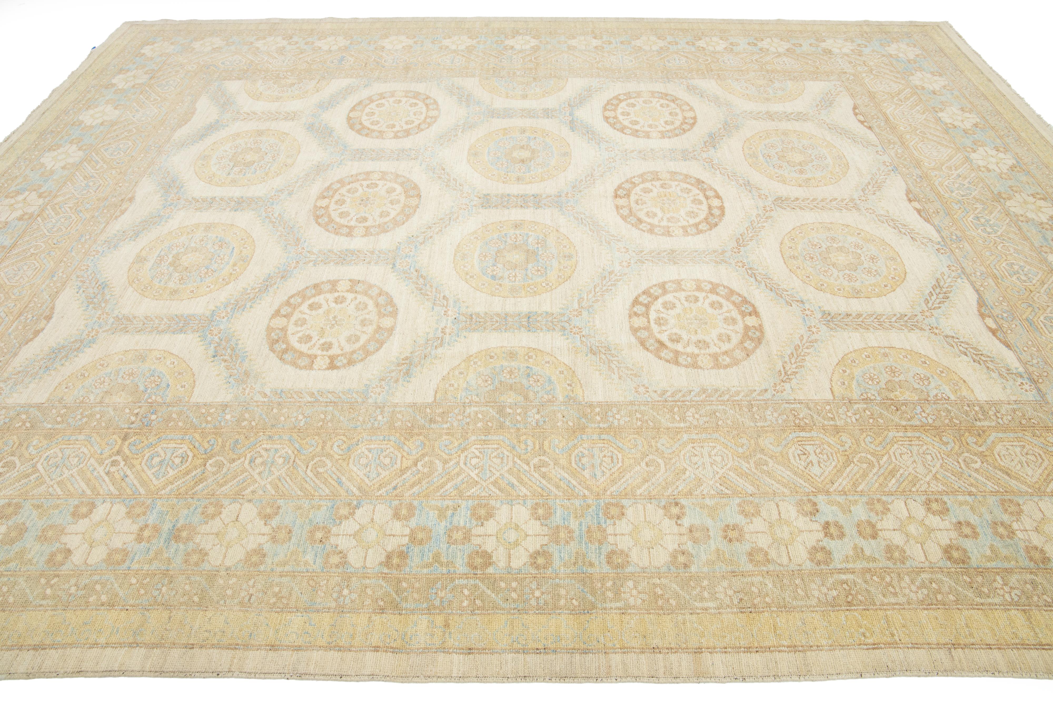 Tappeto moderno in lana beige Khotan con disegno geometrico a tutto campo in vendita 2