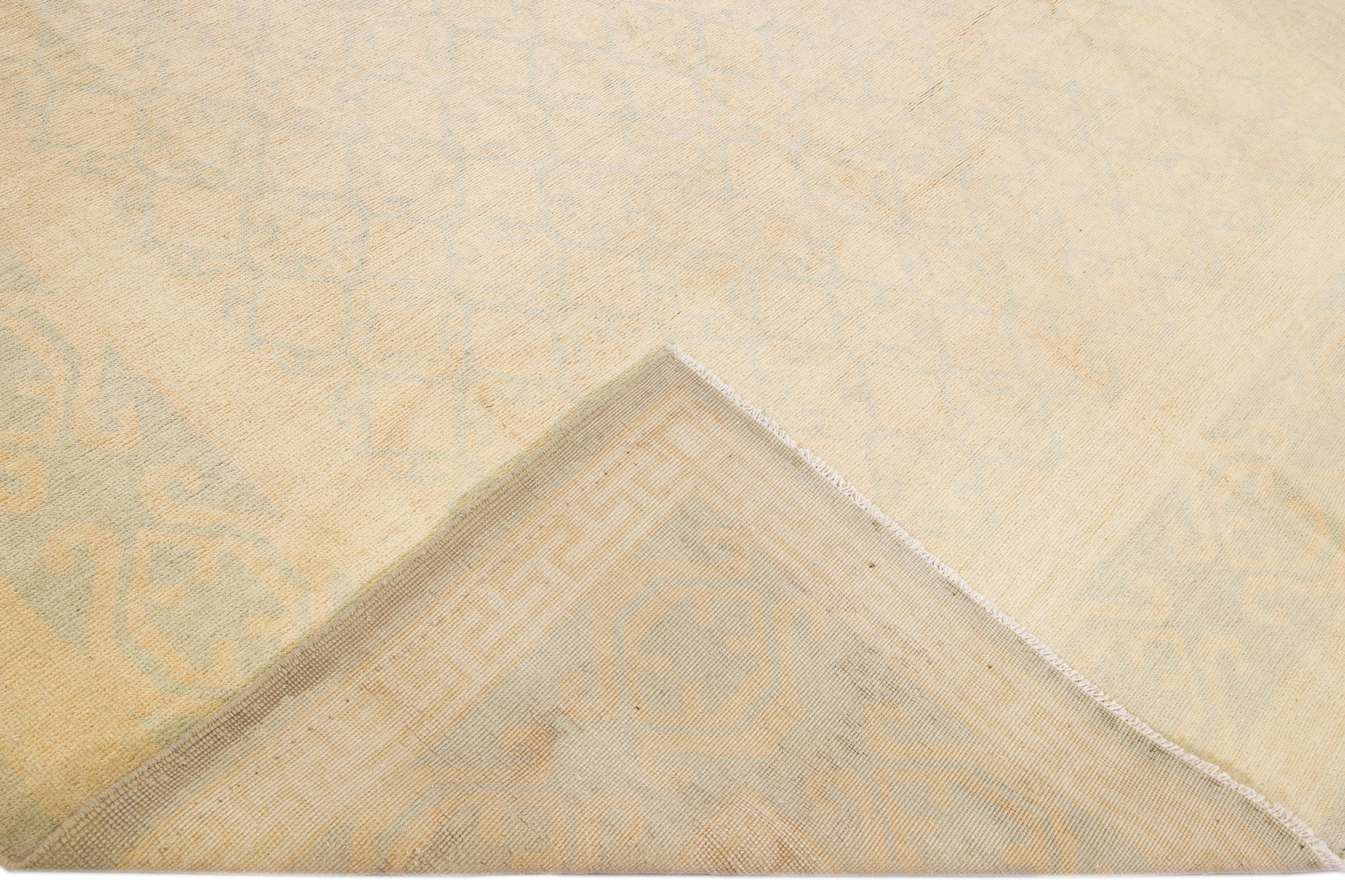 Schöne Moderne Khotan handgeknüpfte Wolle beige Feld. Dieser Khotan-Teppich hat einen wunderschön gestalteten Rahmen und blaue Akzente in einem herrlichen geometrischen Allover-Muster.

Dieser Teppich misst 8' 1